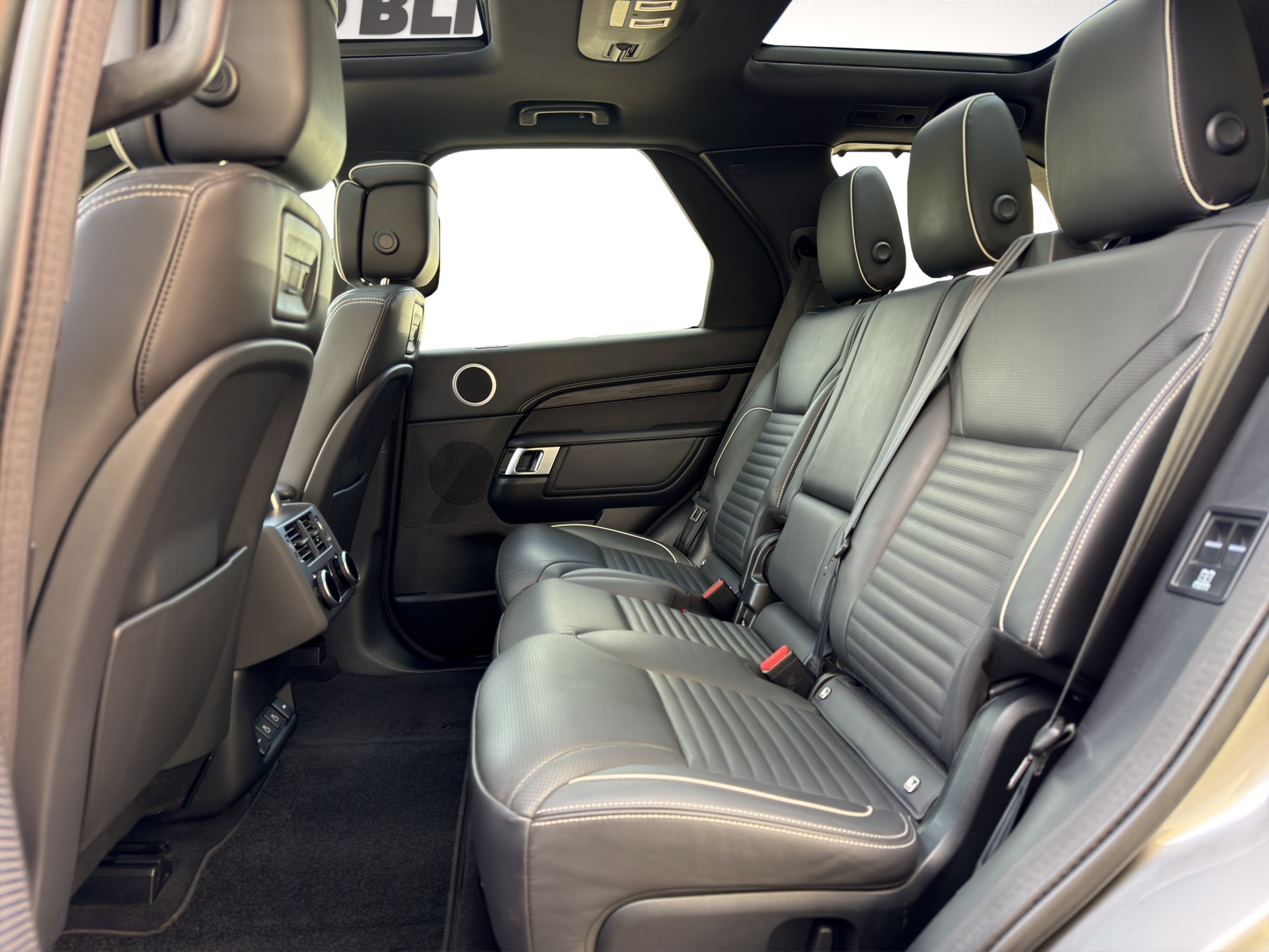 LAND ROVER Discovery 3.0D I6 300 R-Dynamic HSE AWD Automatic-image-14