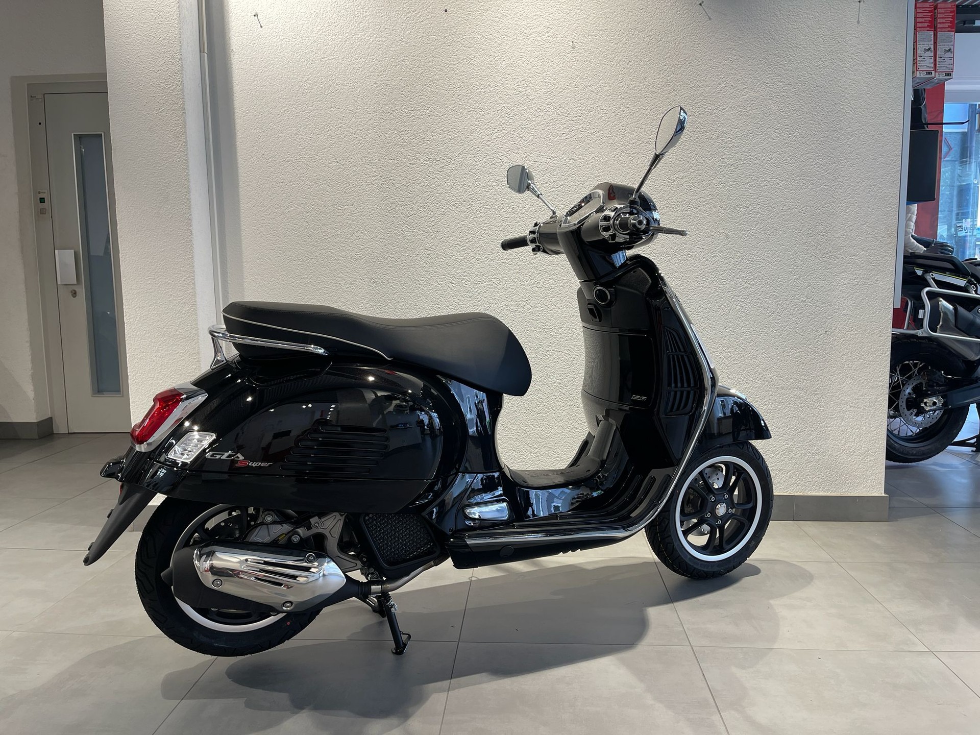 PIAGGIO Vespa GTS 125 Super | Vorführfahrzeug | Roller | Garantie-image-3