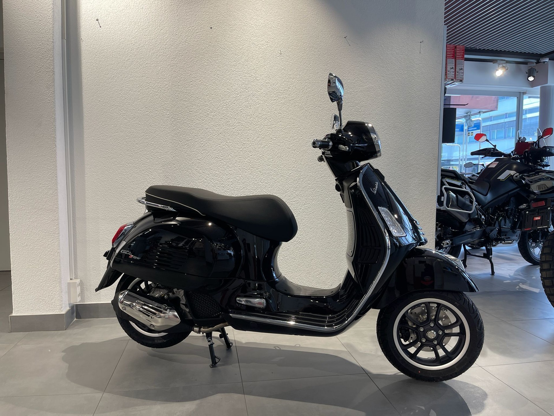 PIAGGIO Vespa GTS 125 Super | Vorführfahrzeug | Roller | Garantie-image-1