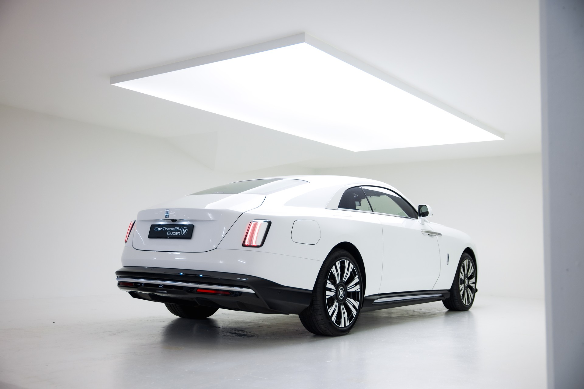 ROLLS-ROYCE Spectre 102kWh-showroom-element-1