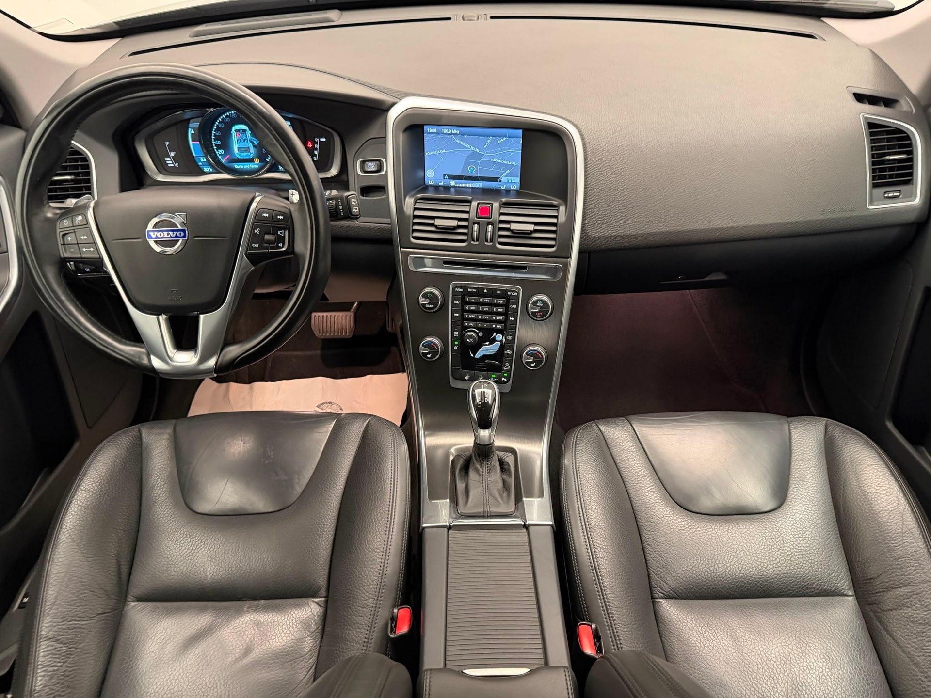 VOLVO XC60 2.4 D5 Summum AWD-image-15