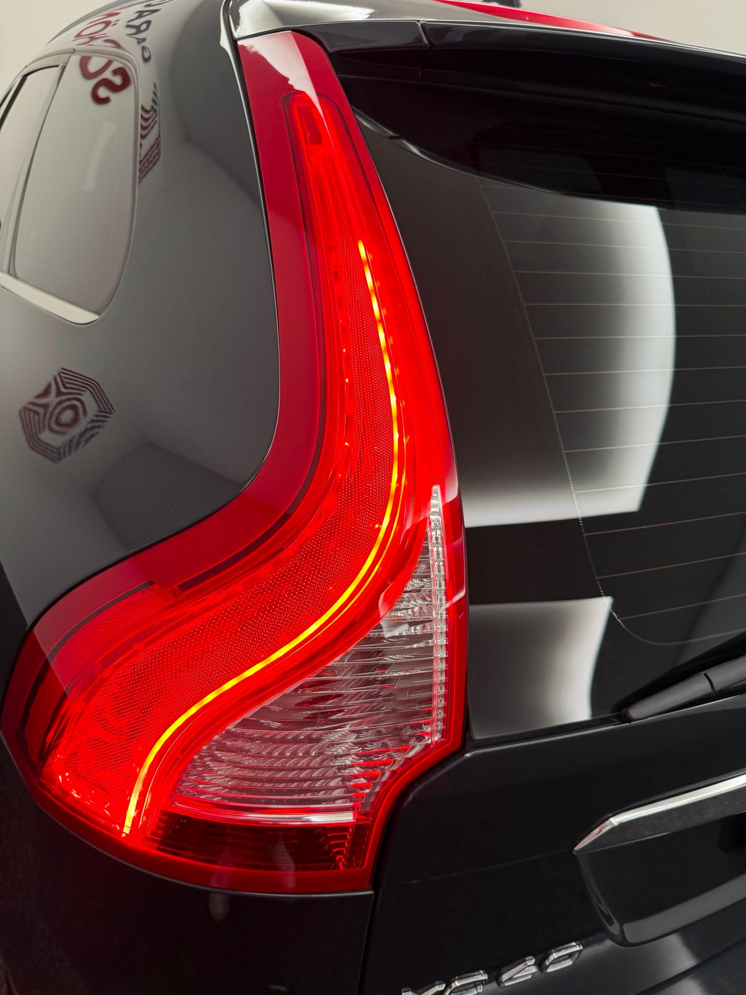 VOLVO XC60 2.4 D5 Summum AWD-image-8