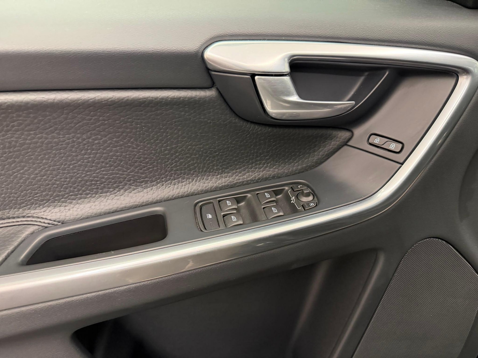 VOLVO XC60 2.4 D5 Summum AWD-image-17