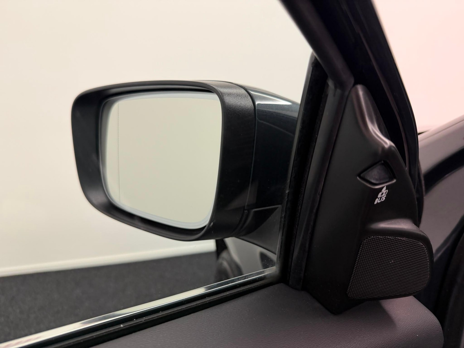 VOLVO XC60 2.4 D5 Summum AWD-image-16