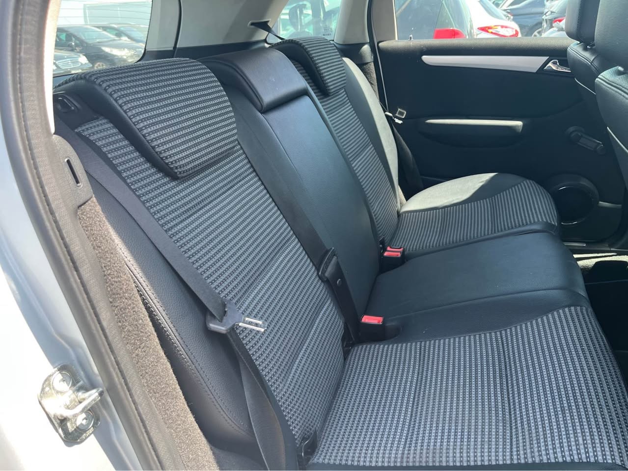 MERCEDES-BENZ B 200 CDI-image-9