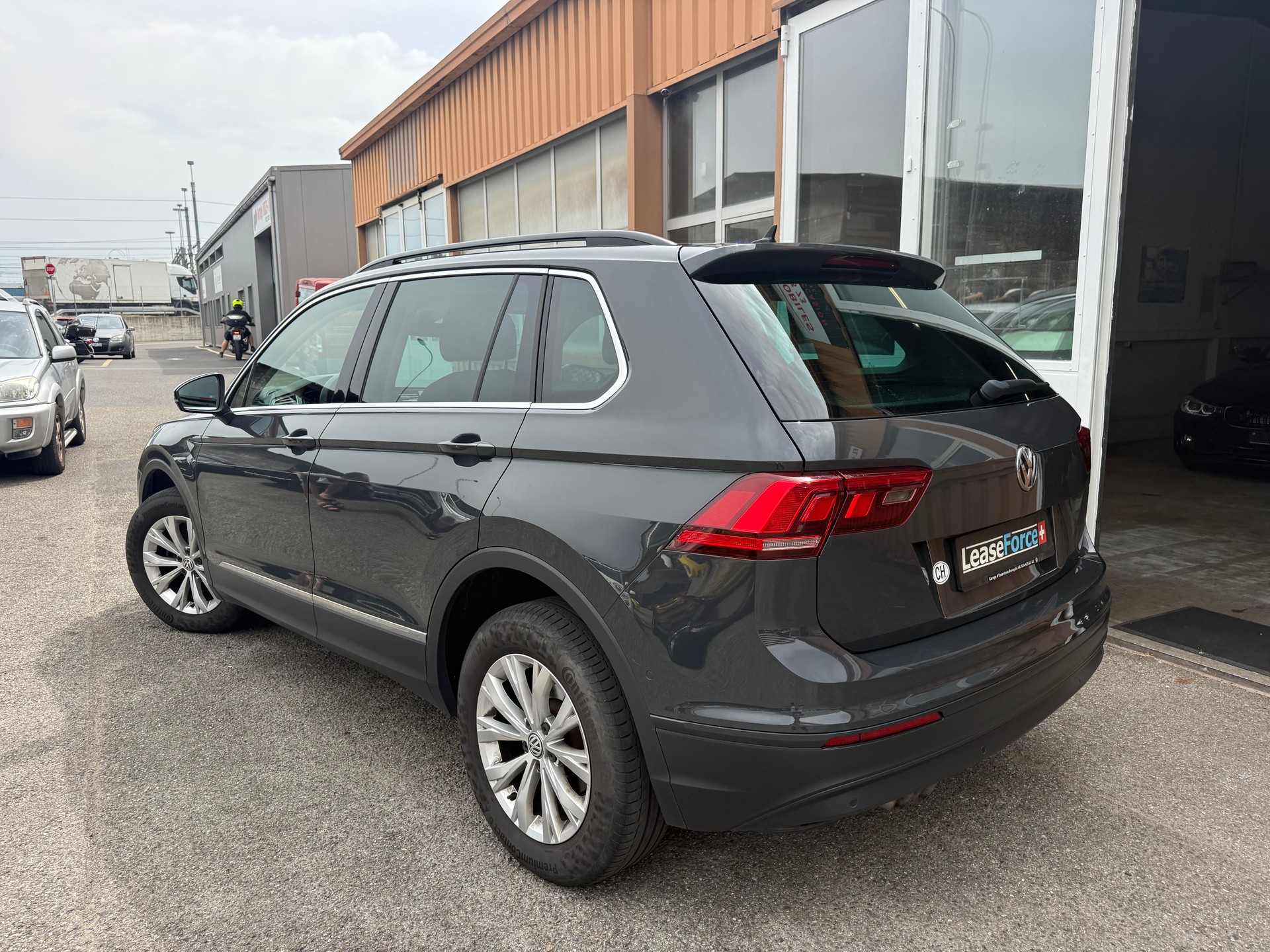 VW Tiguan 2.0 TDI SCR Comfortline 4Motion DSG-image-3