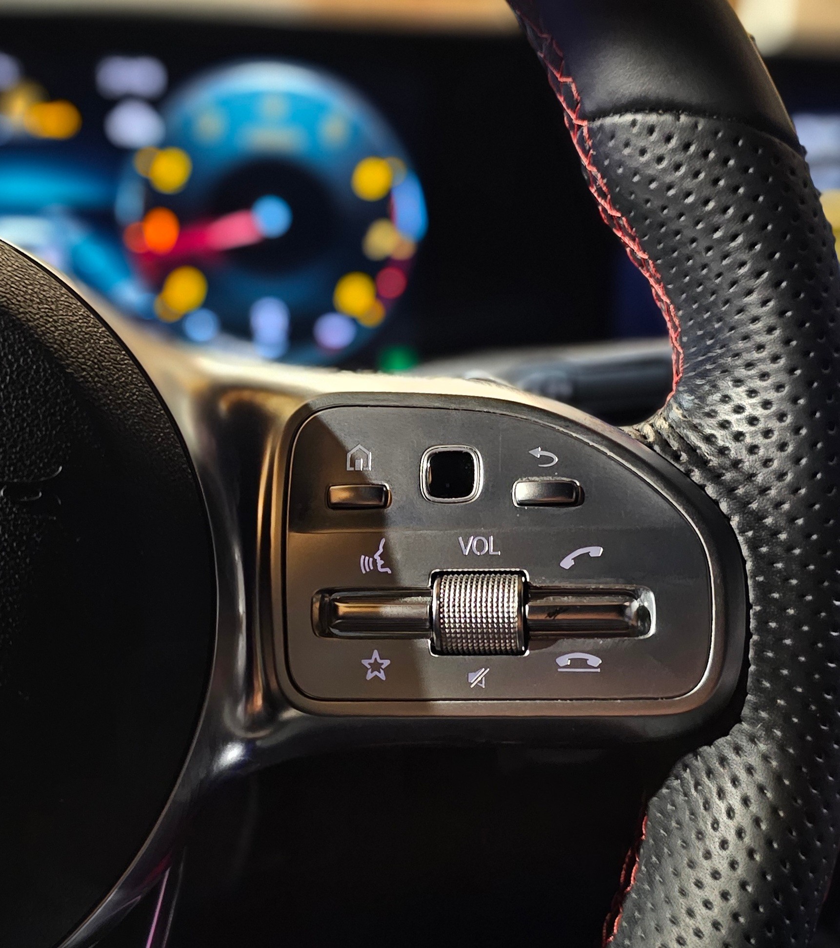 MERCEDES-BENZ A 200 AMG Line 7G-DCT-image-21