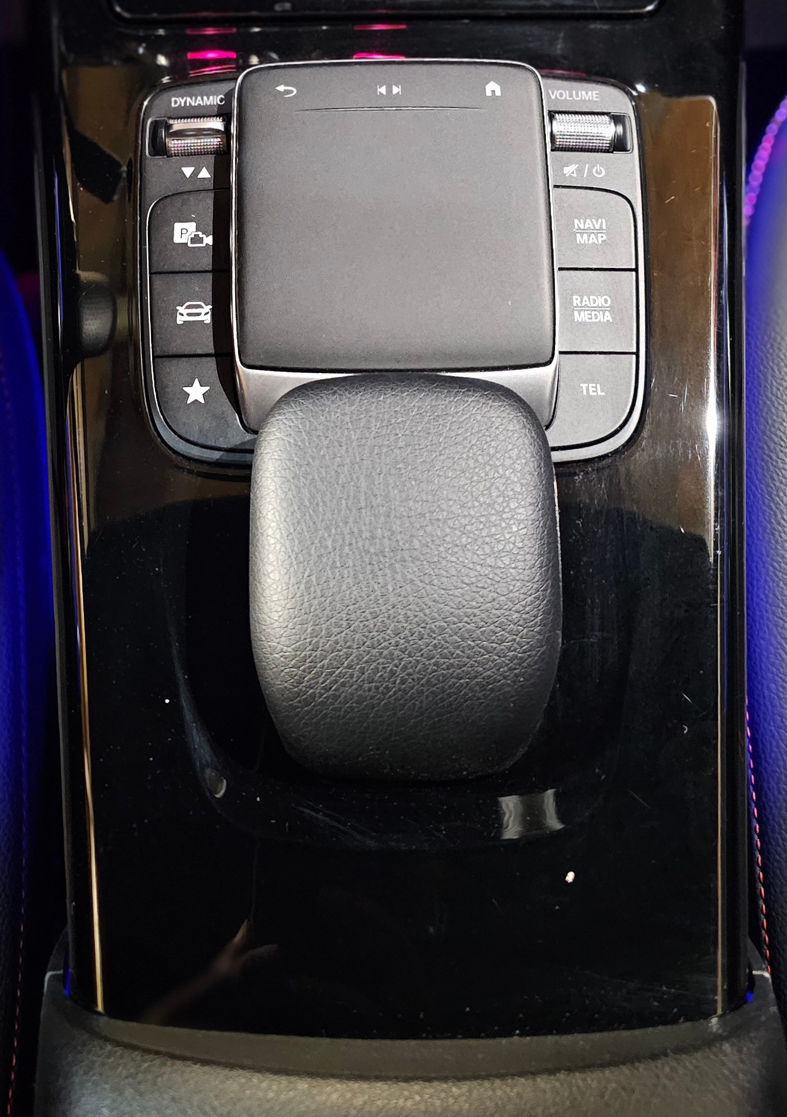 MERCEDES-BENZ A 200 AMG Line 7G-DCT-image-22