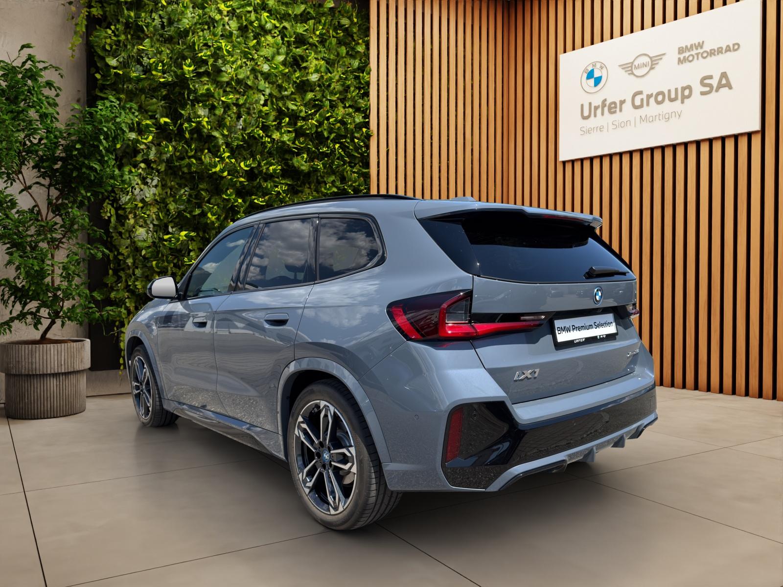 BMW iX1 xDrive 30 M Sport (CH)-showroom-element-3