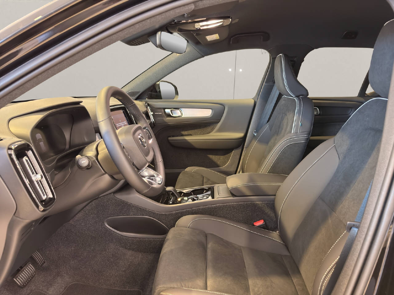 VOLVO XC40 2.0 B3 MH Plus Dark-image-4