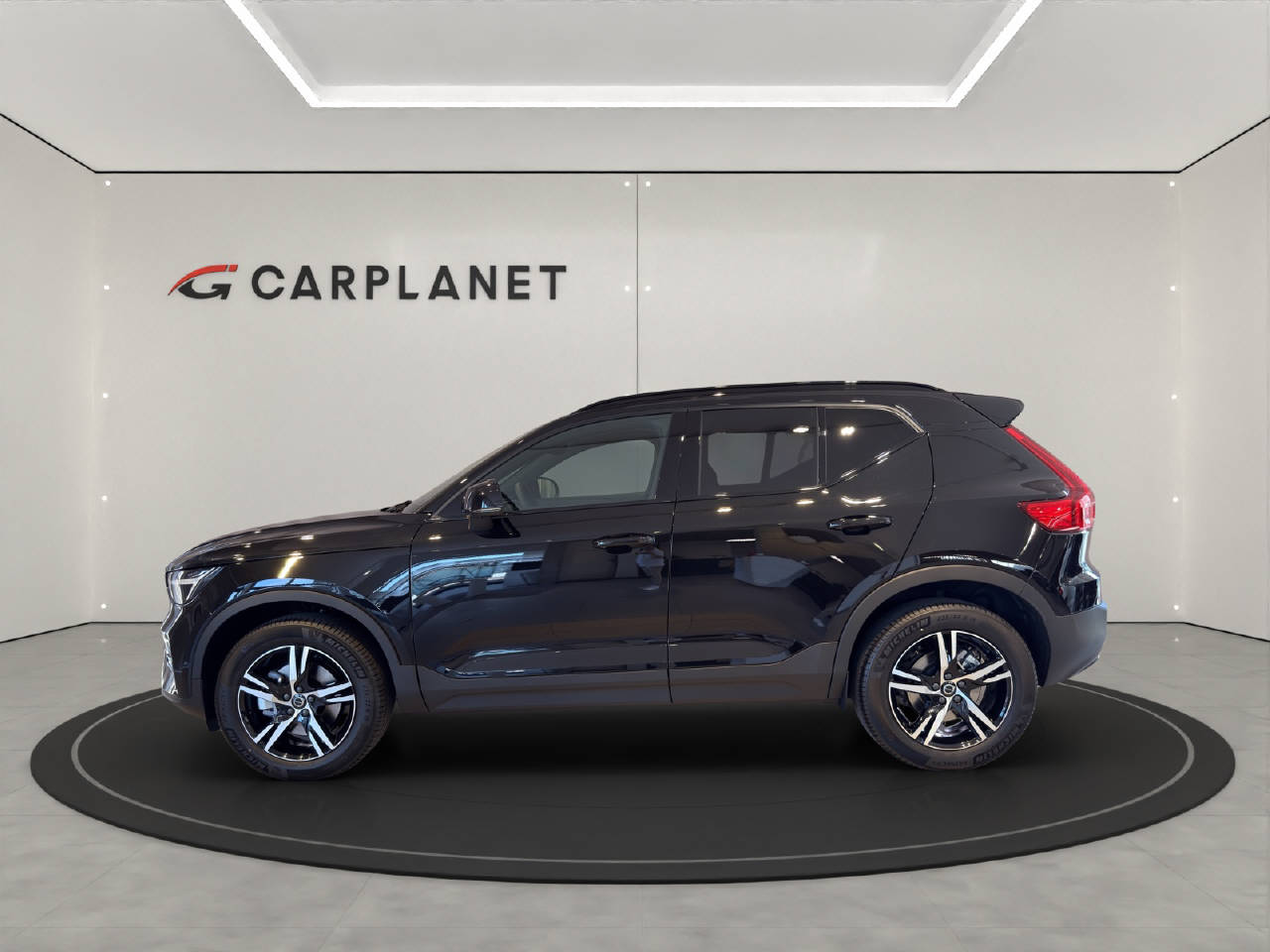 VOLVO XC40 2.0 B3 MH Plus Dark-showroom-element-1