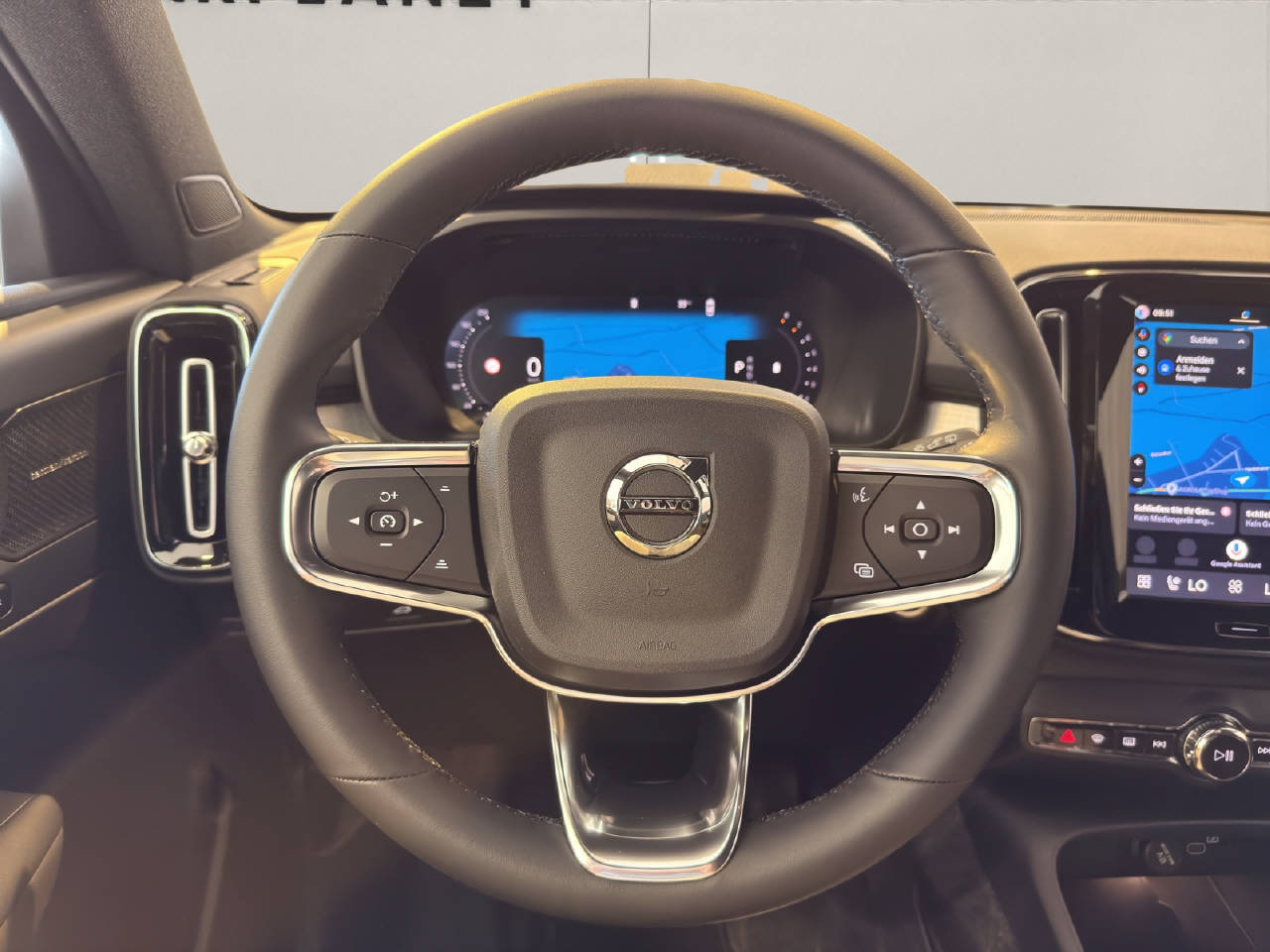 VOLVO XC40 2.0 B3 MH Plus Dark-image-6