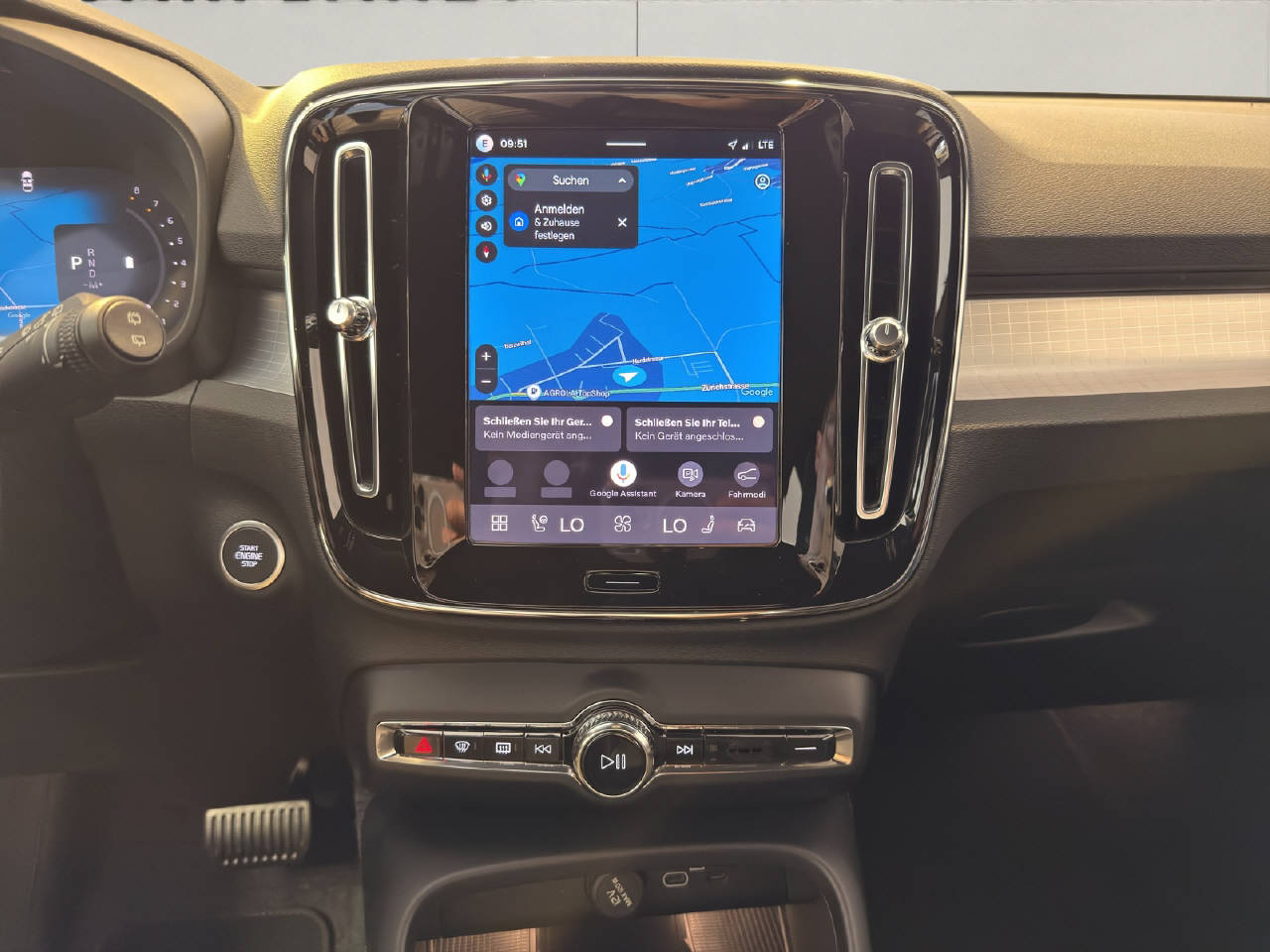 VOLVO XC40 2.0 B3 MH Plus Dark-image-8