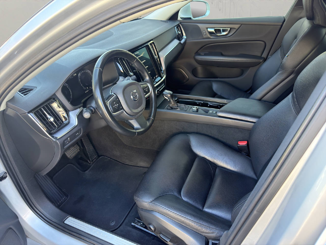 VOLVO V60 2.0 T6 Momentum AWD-showroom-element-3