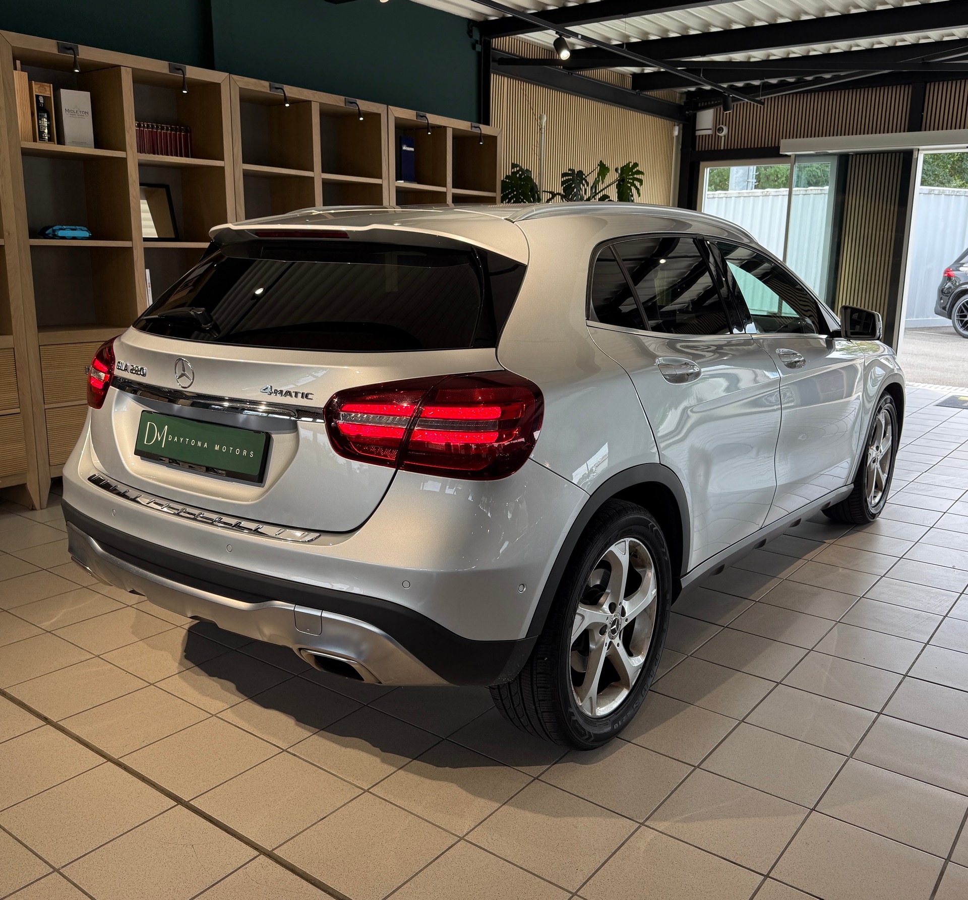 MERCEDES-BENZ GLA 220 Urban 4Matic 7G-DCT-showroom-element-2