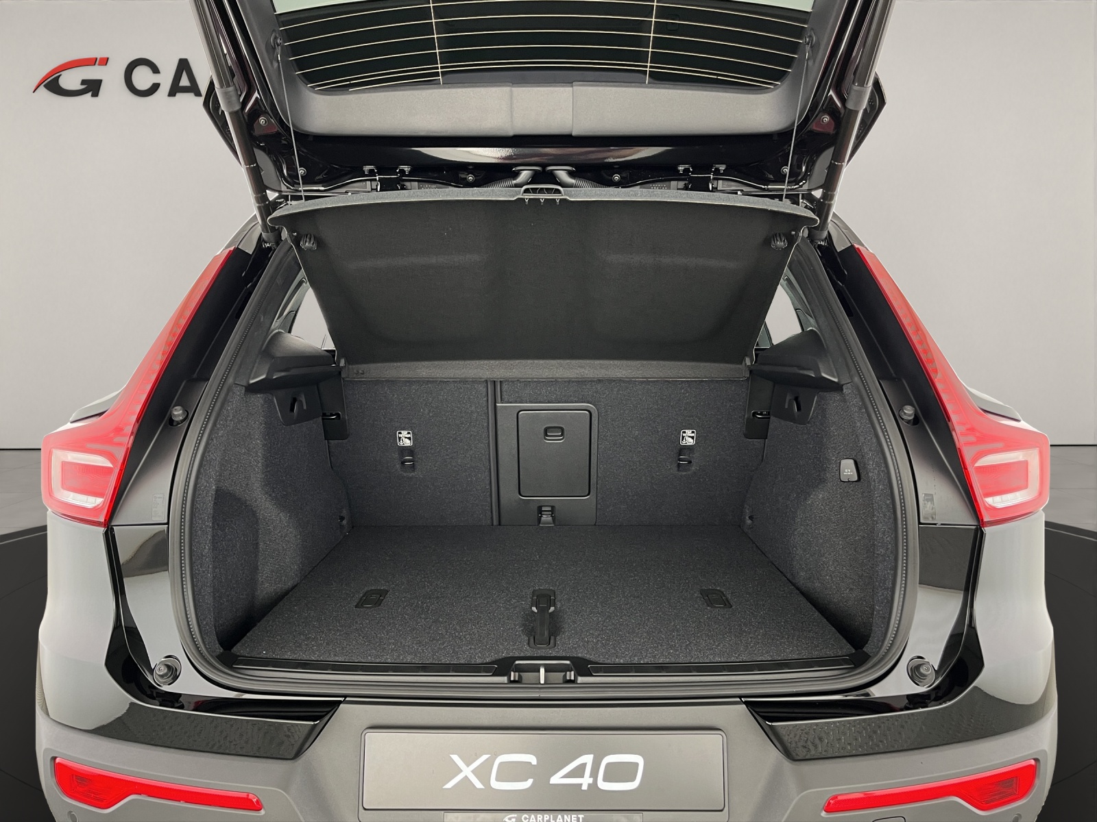 VOLVO XC40 2.0 B3 MH Plus Dark-image-5