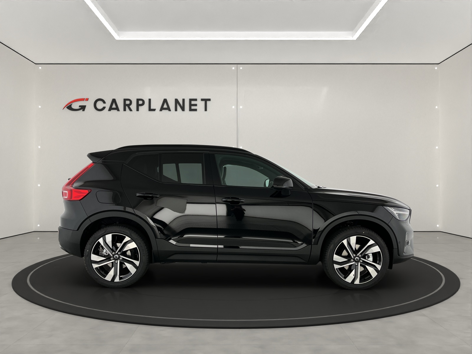 VOLVO XC40 2.0 B3 MH Plus Dark-showroom-element-1