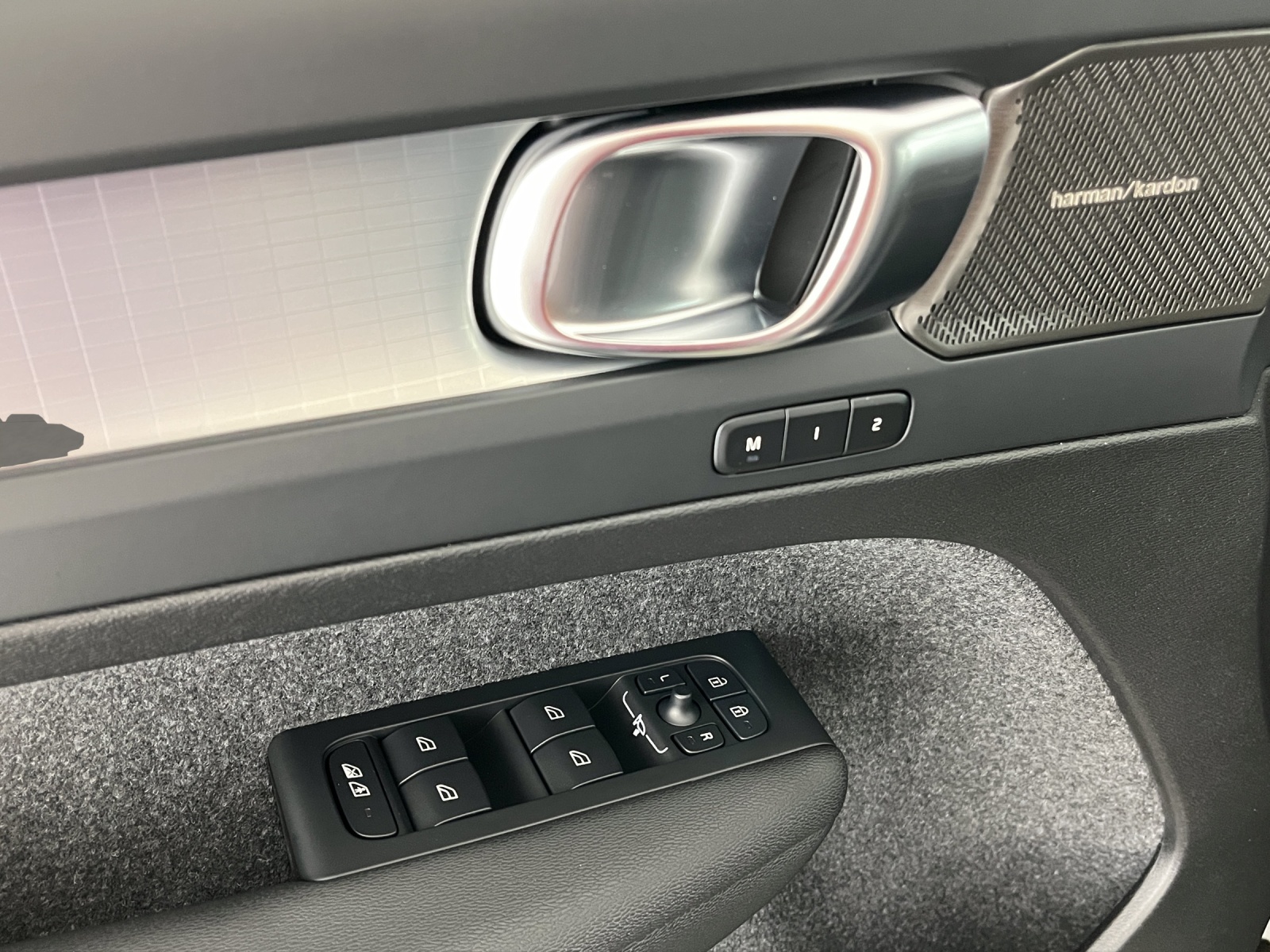 VOLVO XC40 2.0 B3 MH Plus Dark-image-16