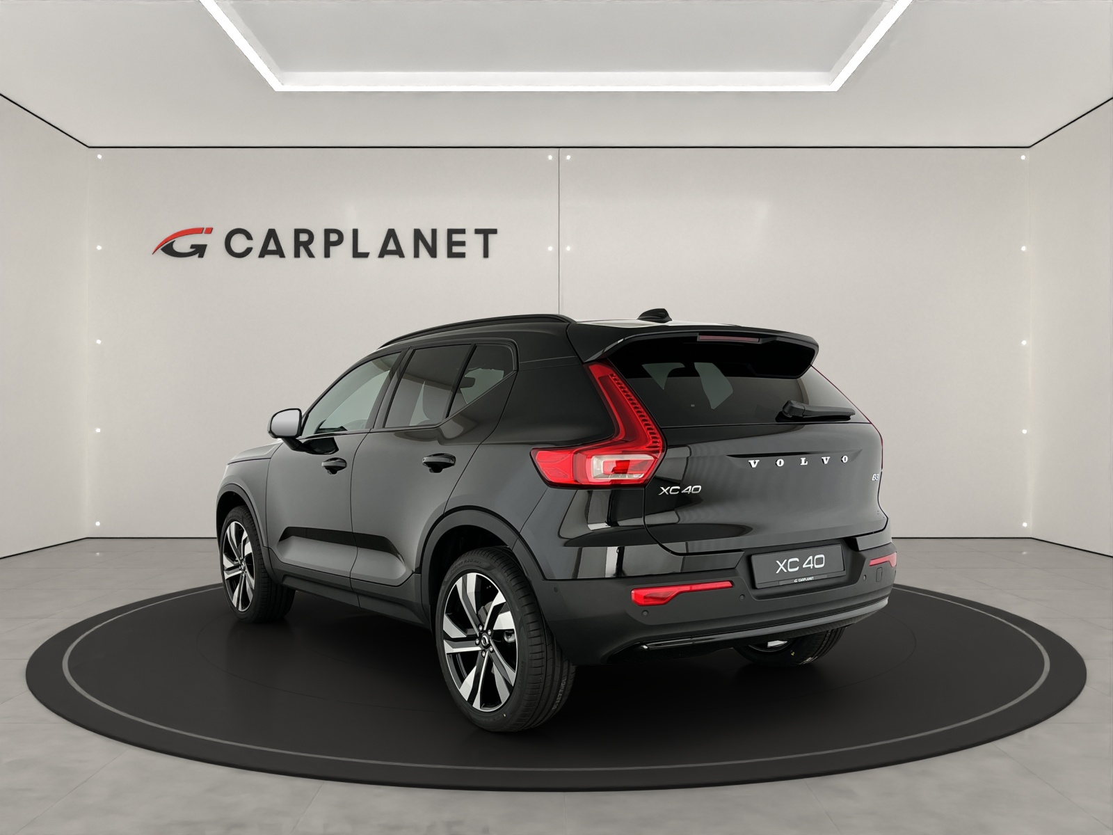 VOLVO XC40 2.0 B3 MH Plus Dark-showroom-element-3