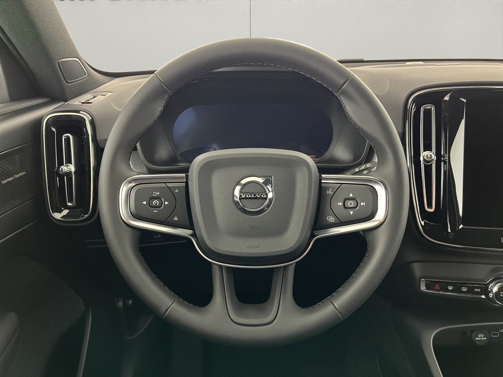 VOLVO XC40 2.0 B3 MH Plus Dark-image-13