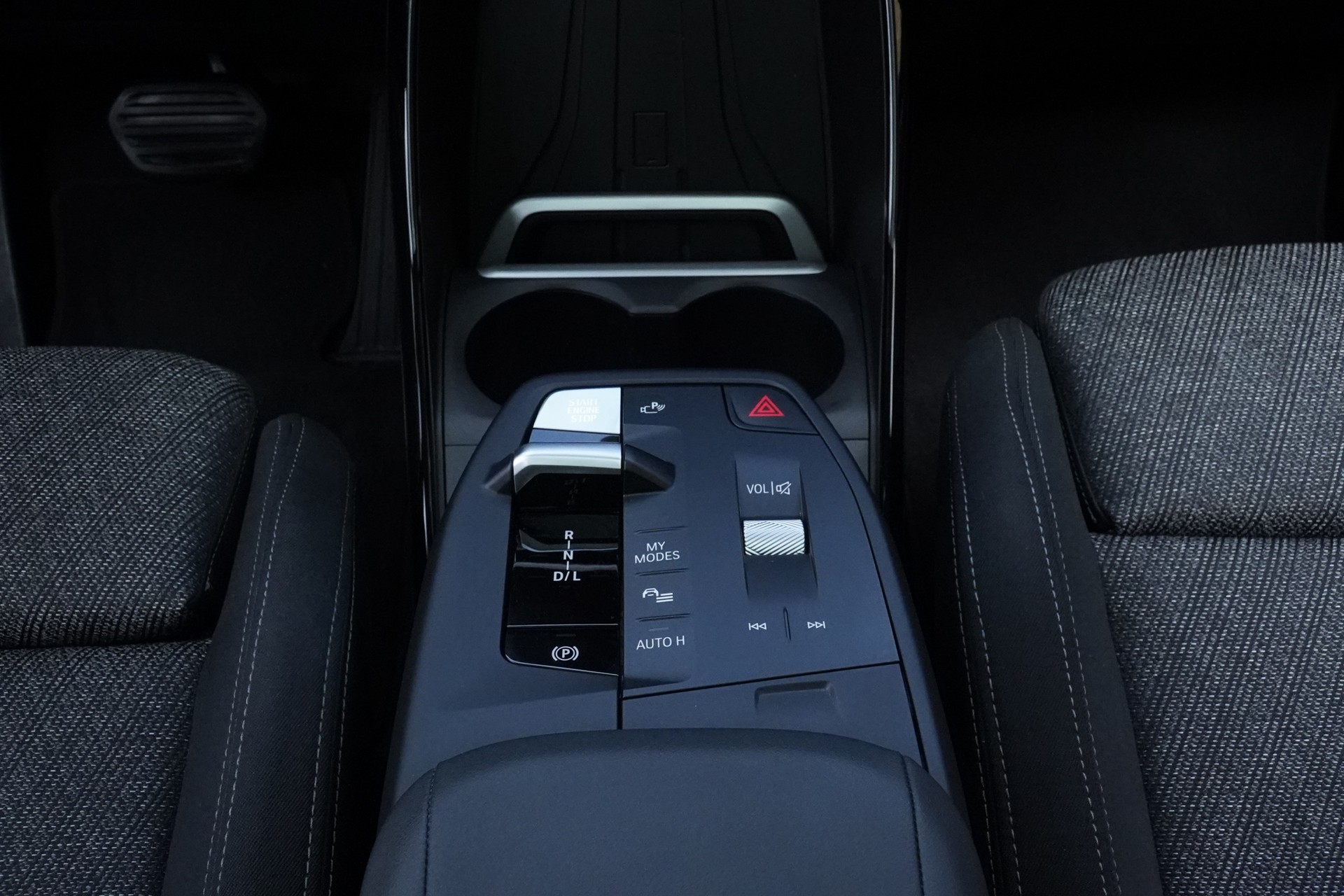 BMW 223d Active Tourer xDrive DKG *CH Fahrzeug/AHK/WERKSGARANTIE/GRATIS-SERVICE*-image-9