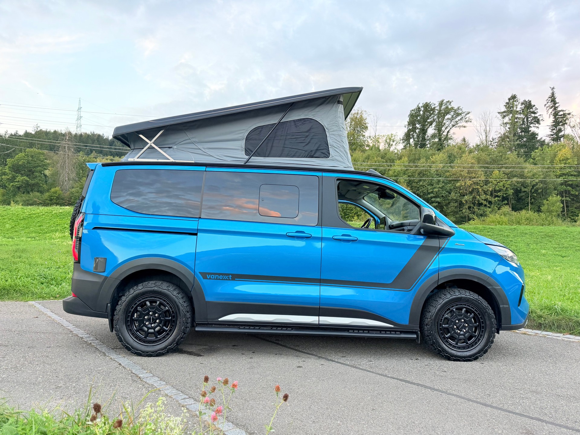 FORD TOURNEO CUSTOM "VANEXT" 4X4 5 PLÄTZER CAMPER "HÖHER" 170 PS DIESEL "SPEZIAL AUFBAU" MIT MFK CH !! MIT AHK.-showroom-element-2