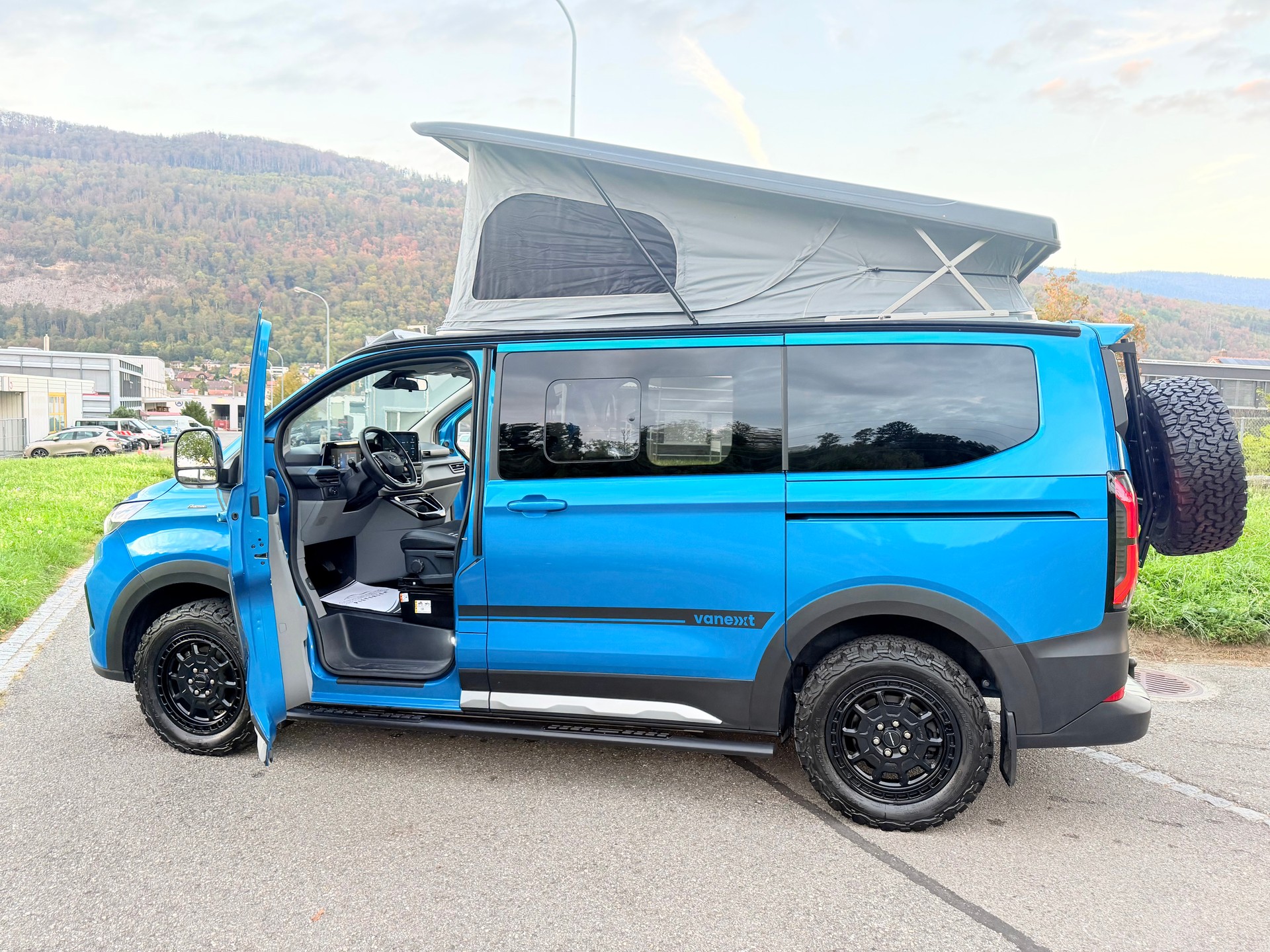 FORD TOURNEO CUSTOM "VANEXT" 4X4 5 PLÄTZER CAMPER "HÖHER" 170 PS DIESEL "SPEZIAL AUFBAU" MIT MFK CH !! MIT AHK.-showroom-element-1