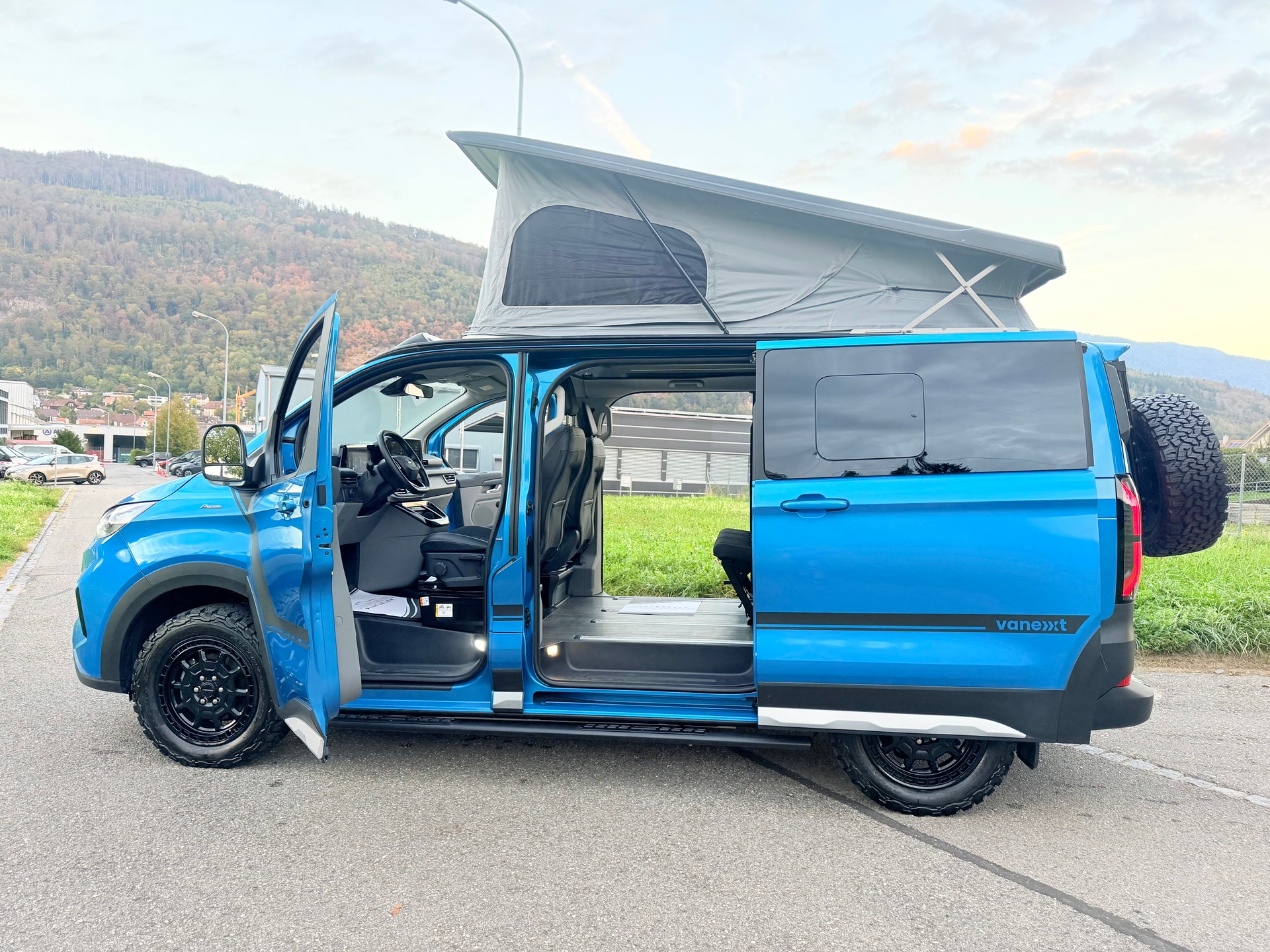 FORD TOURNEO CUSTOM "VANEXT" 4X4 5 PLÄTZER CAMPER "HÖHER" 170 PS DIESEL "SPEZIAL AUFBAU" MIT MFK CH !! MIT AHK.