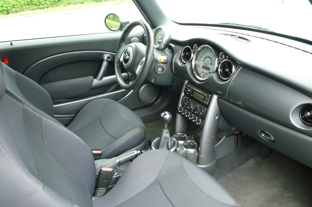 MINI Cooper Cabriolet-image-7