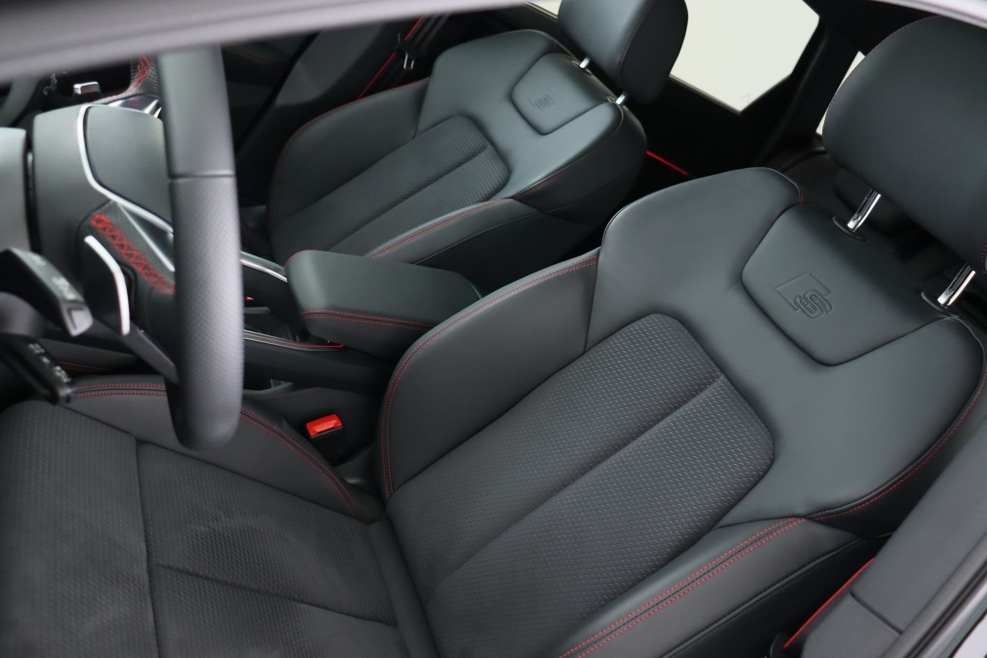 AUDI Q8 55 e-tron Black Edition quattro-image-9