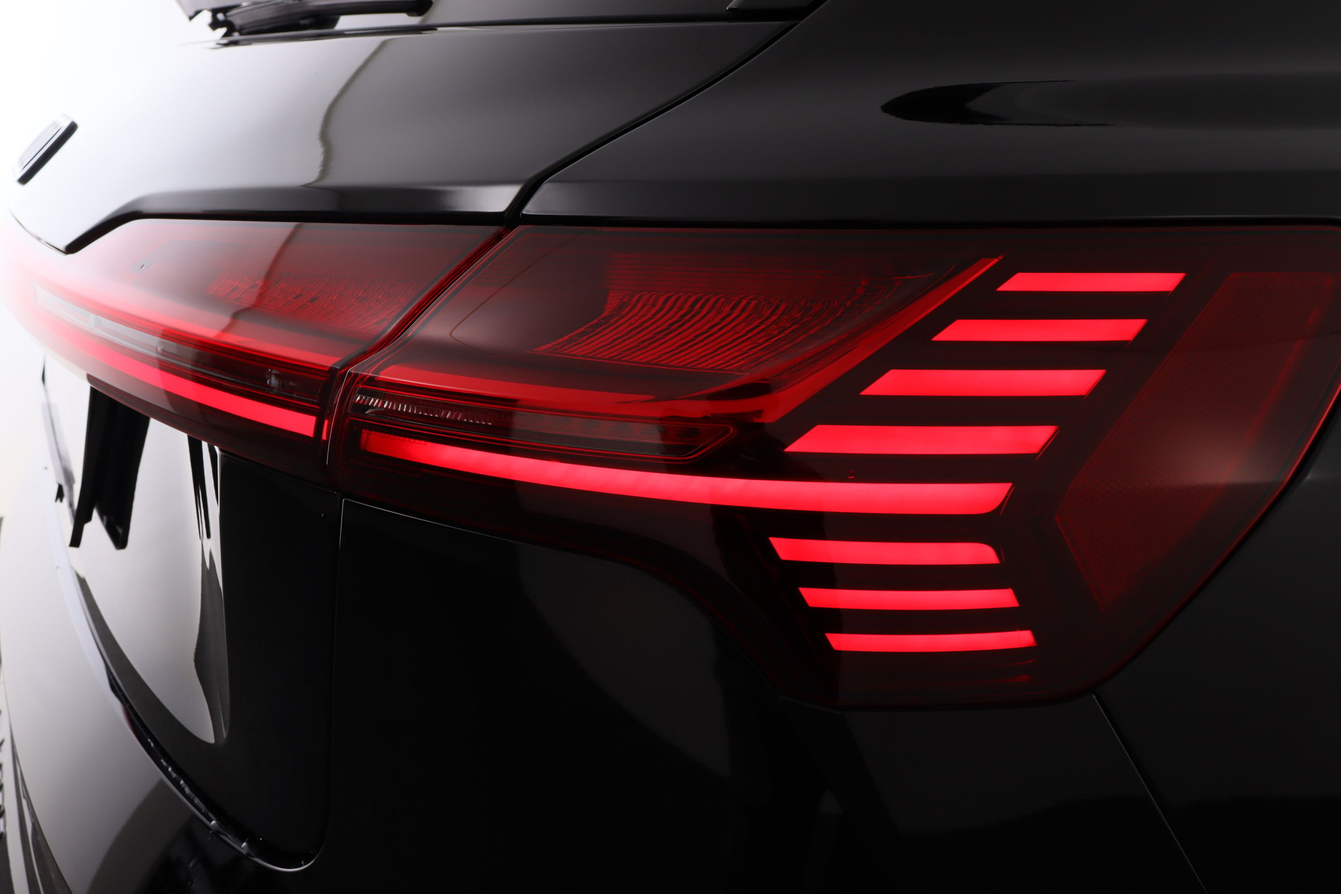 AUDI Q8 55 e-tron Black Edition quattro-image-8