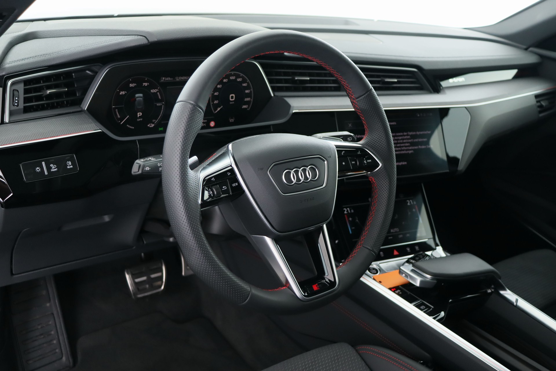 AUDI Q8 55 e-tron Black Edition quattro-image-10