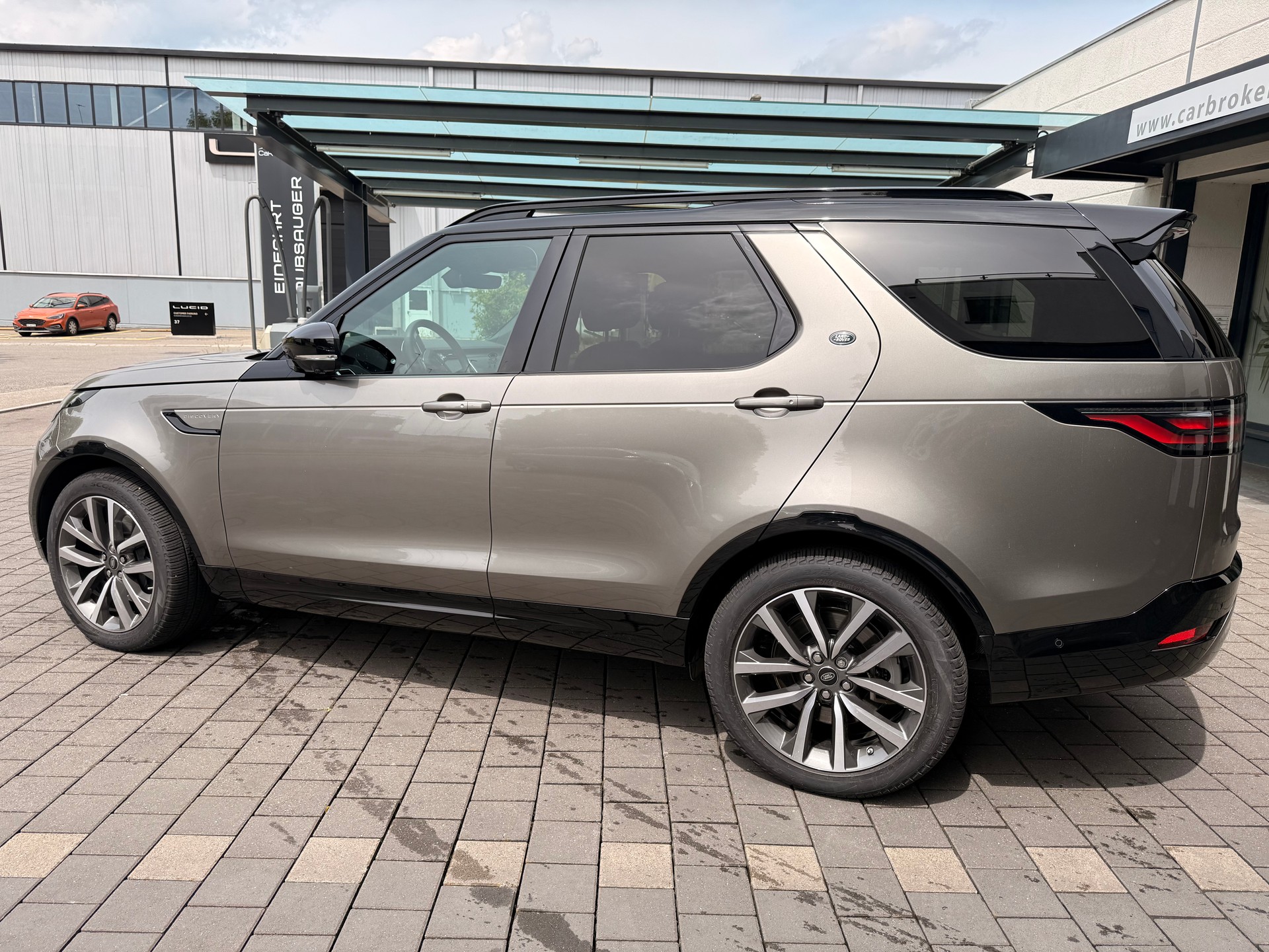LAND ROVER Discovery 3.0D I6 350 Dynamic HSE AWD Automatic-image-6