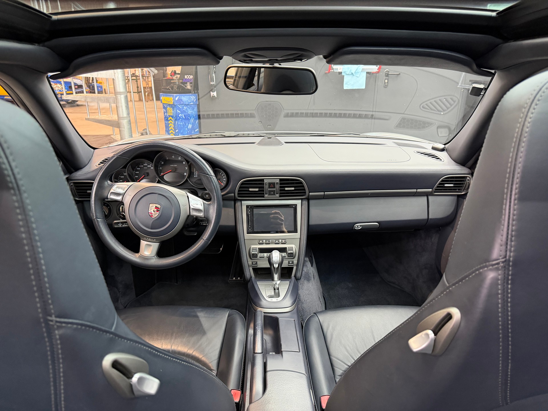 PORSCHE 911 Carrera 4-image-6