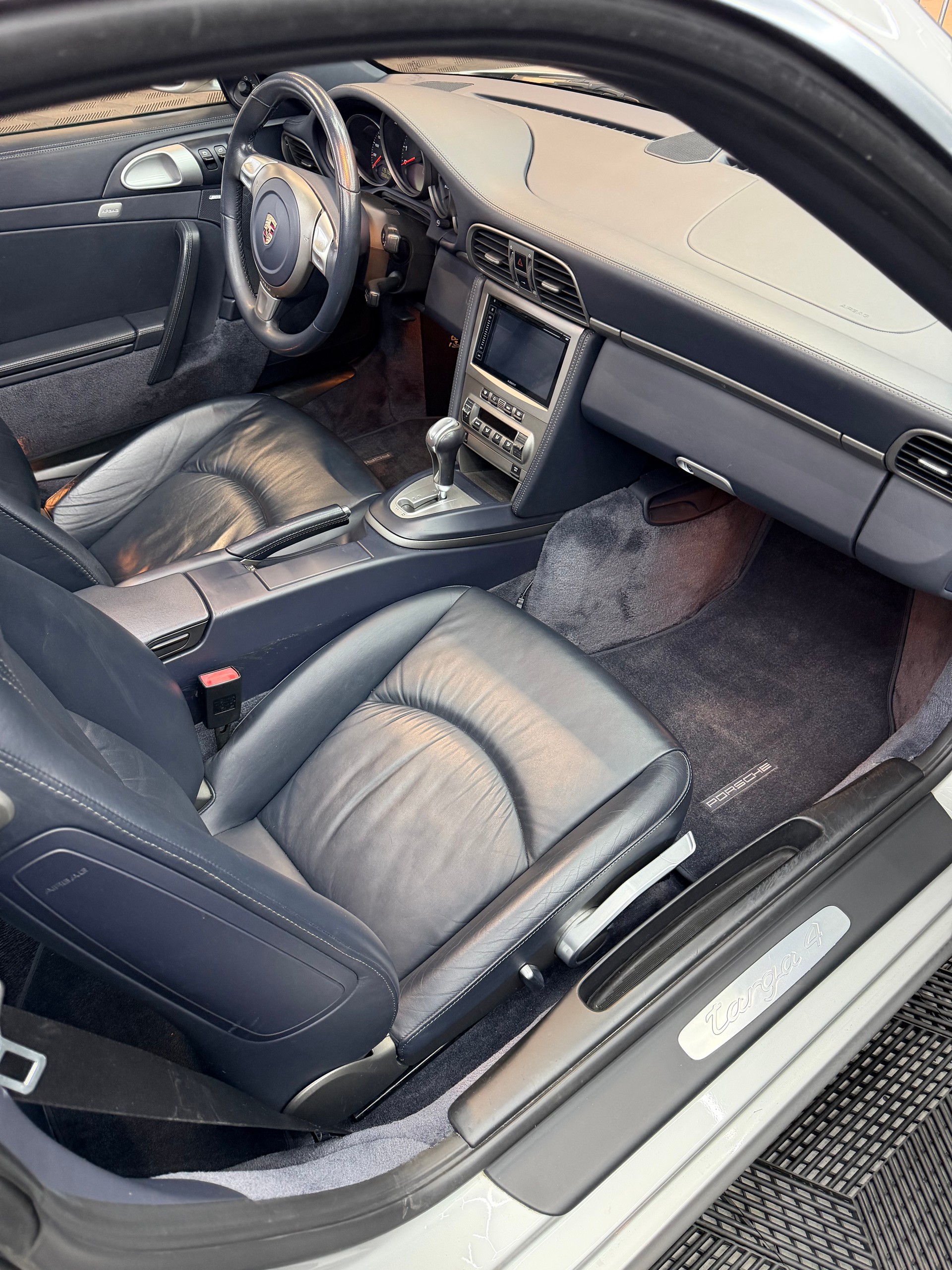 PORSCHE 911 Carrera 4-image-9