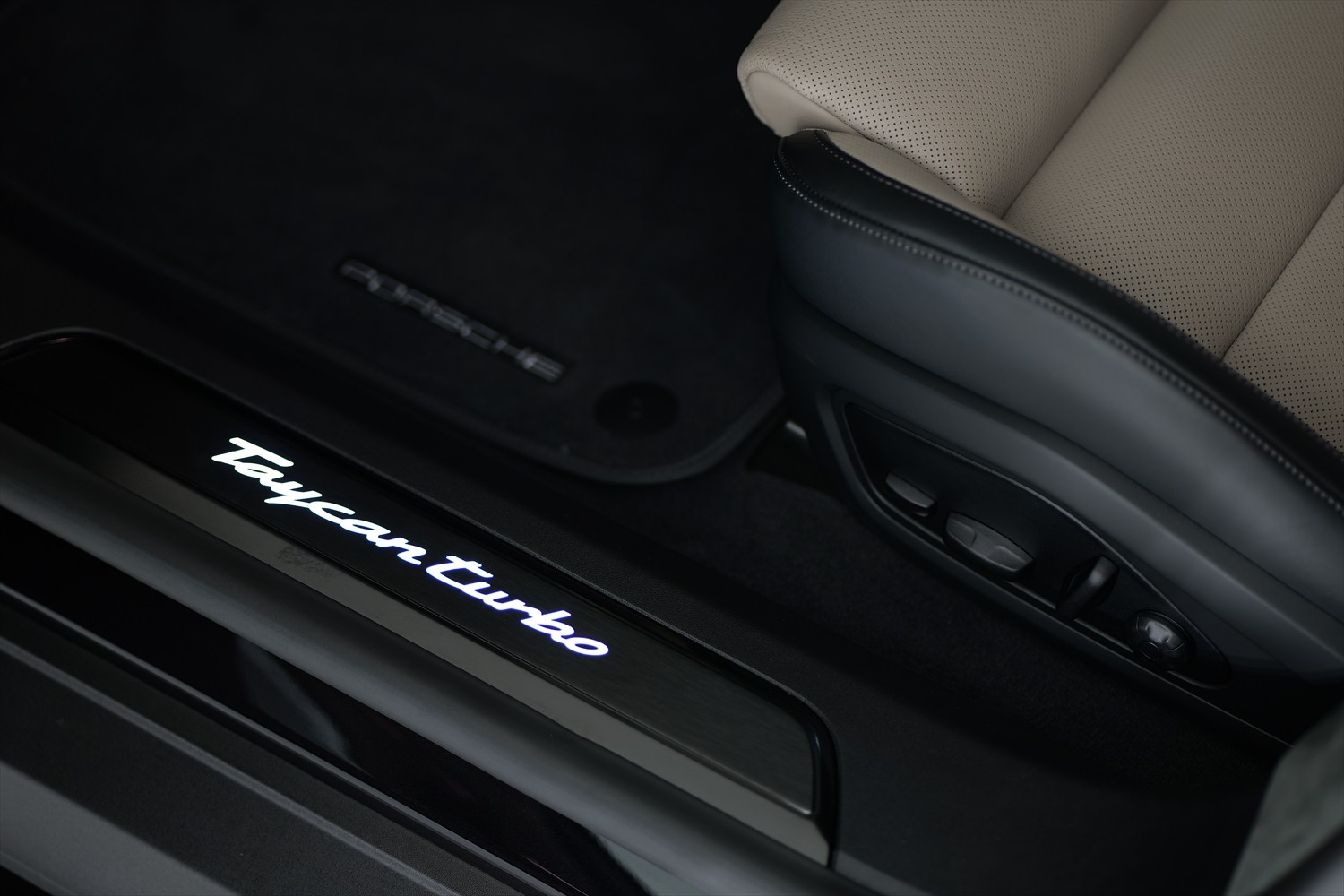 PORSCHE Taycan Cr. Tur Turb104kWh-showroom-element-3