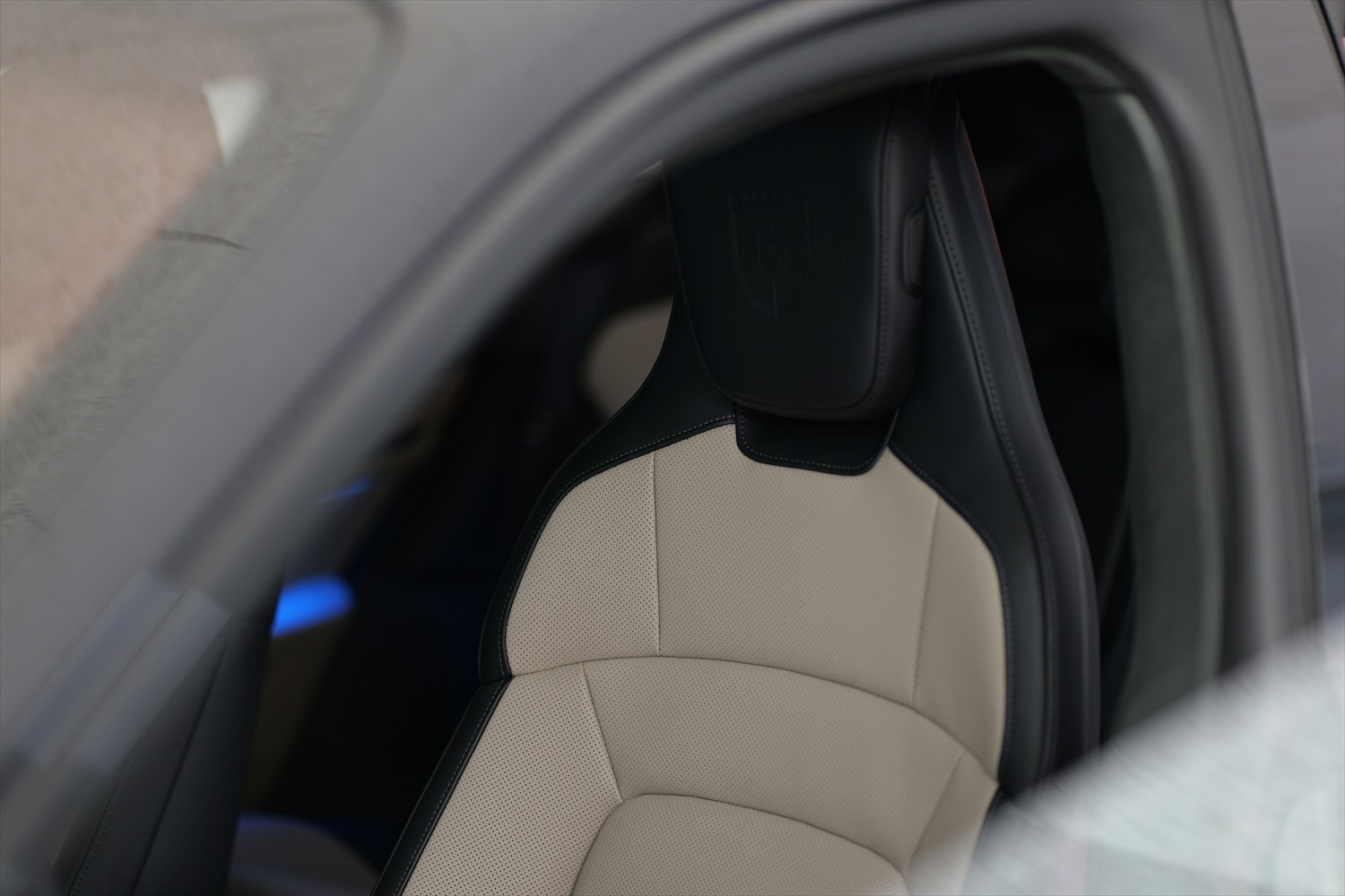 PORSCHE Taycan Cr. Tur Turb104kWh-showroom-element-1