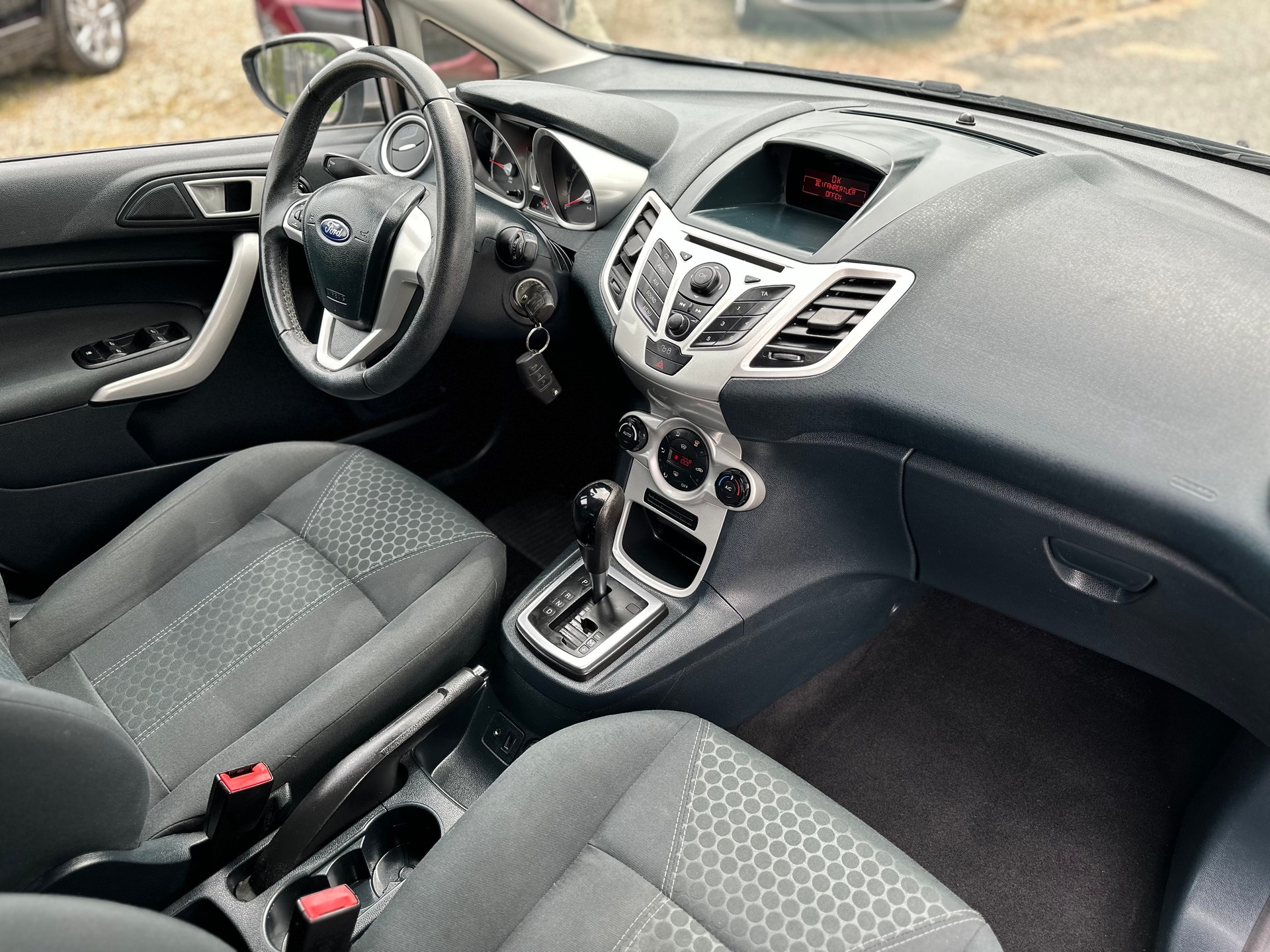 FORD Fiesta 1.4 16V Titanium Automatic-image-7