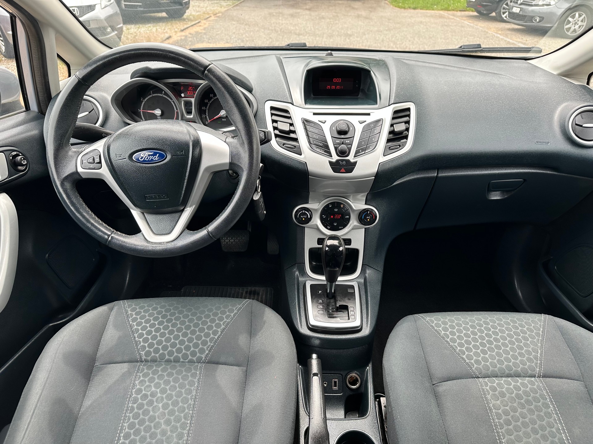 FORD Fiesta 1.4 16V Titanium Automatic-image-5