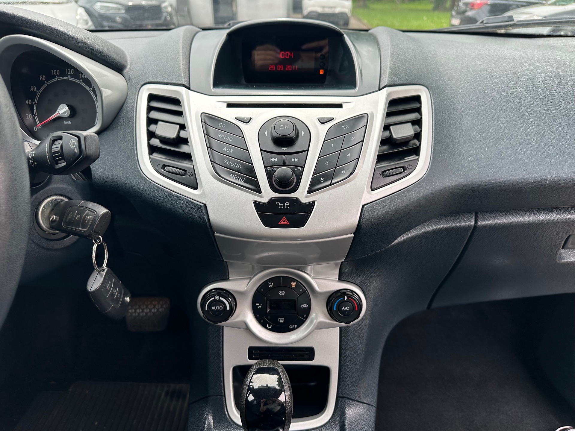 FORD Fiesta 1.4 16V Titanium Automatic-image-9