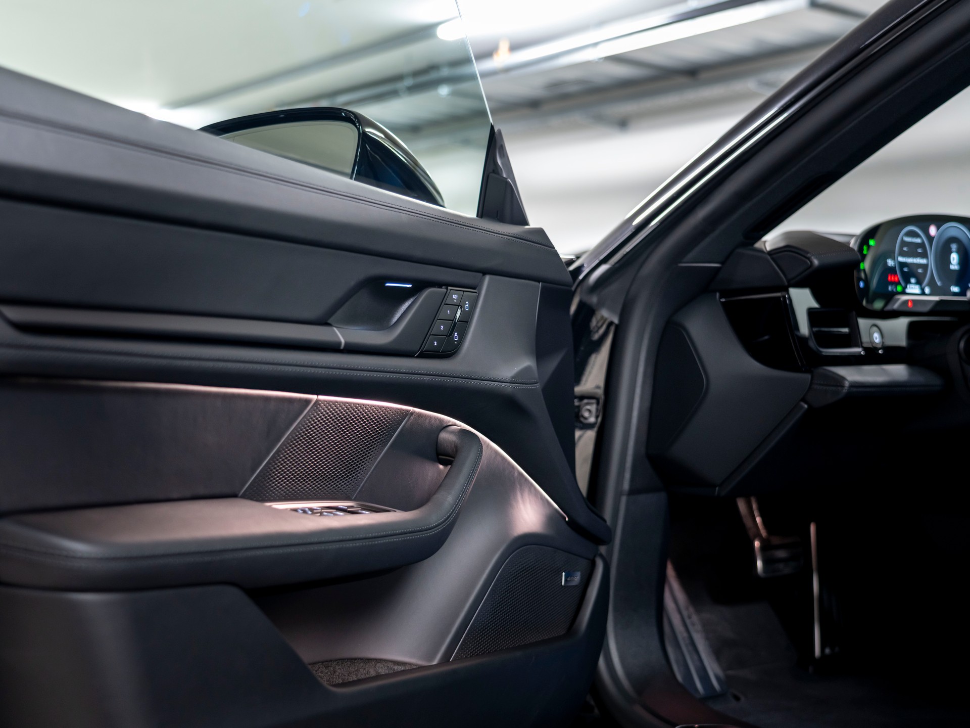 PORSCHE Taycan Sport Turismo 4S 104kWh Black Edition-image-22