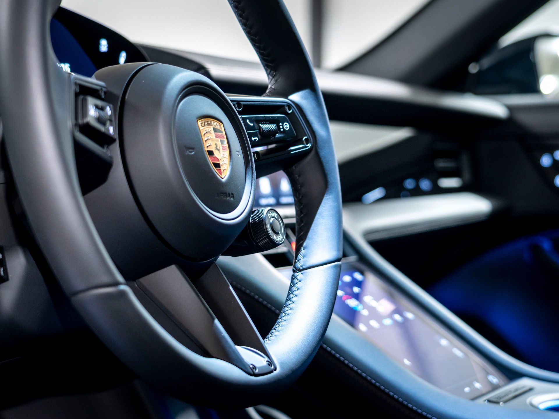 PORSCHE Taycan Sport Turismo 4S 104kWh Black Edition-image-13