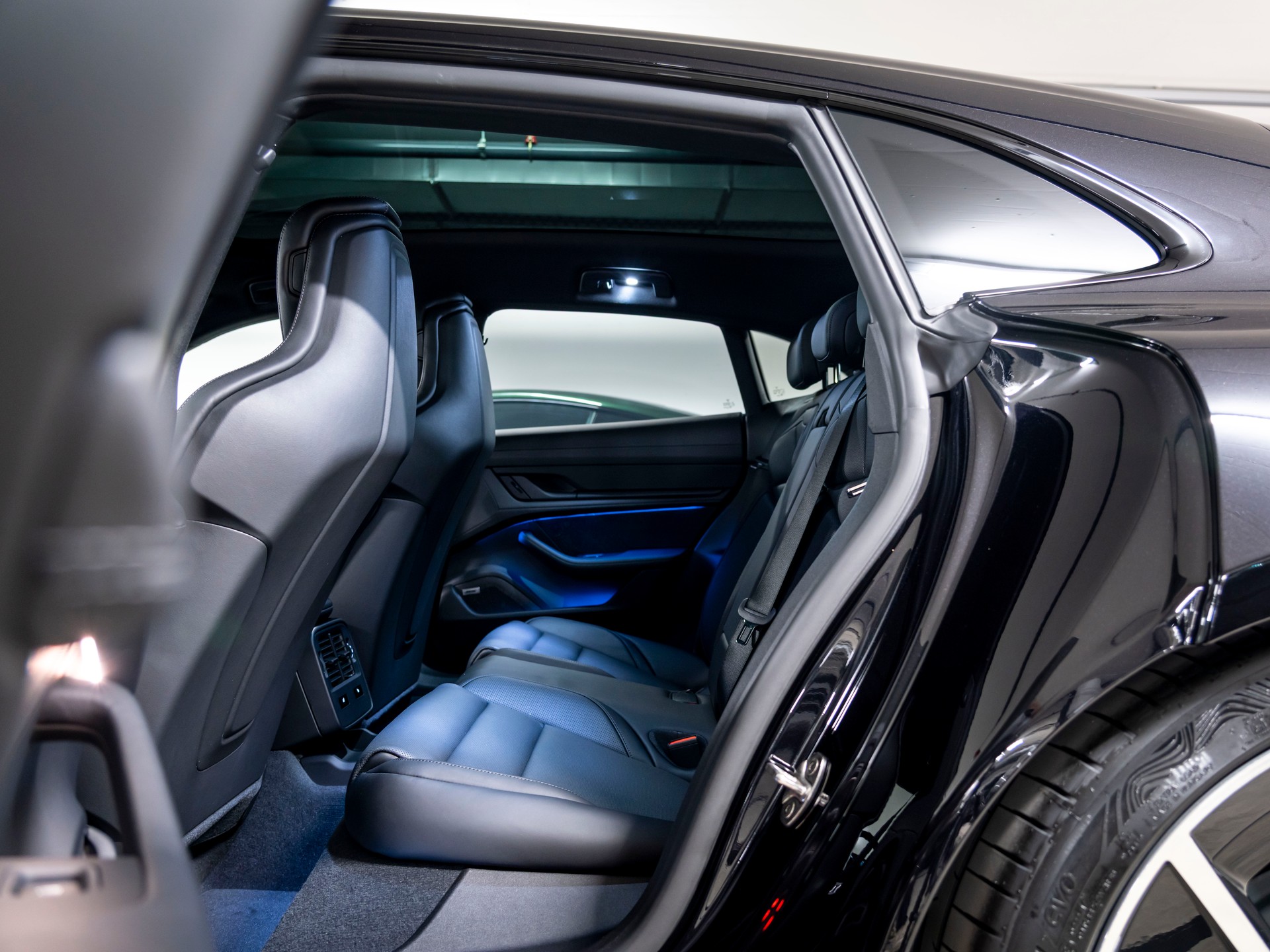 PORSCHE Taycan Sport Turismo 4S 104kWh Black Edition-image-24