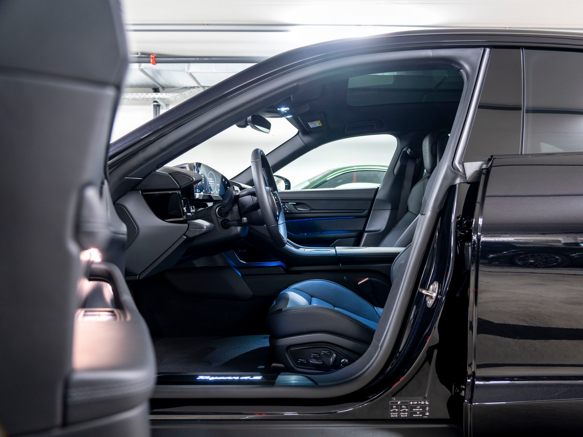 PORSCHE Taycan Sport Turismo 4S 104kWh Black Edition-image-20