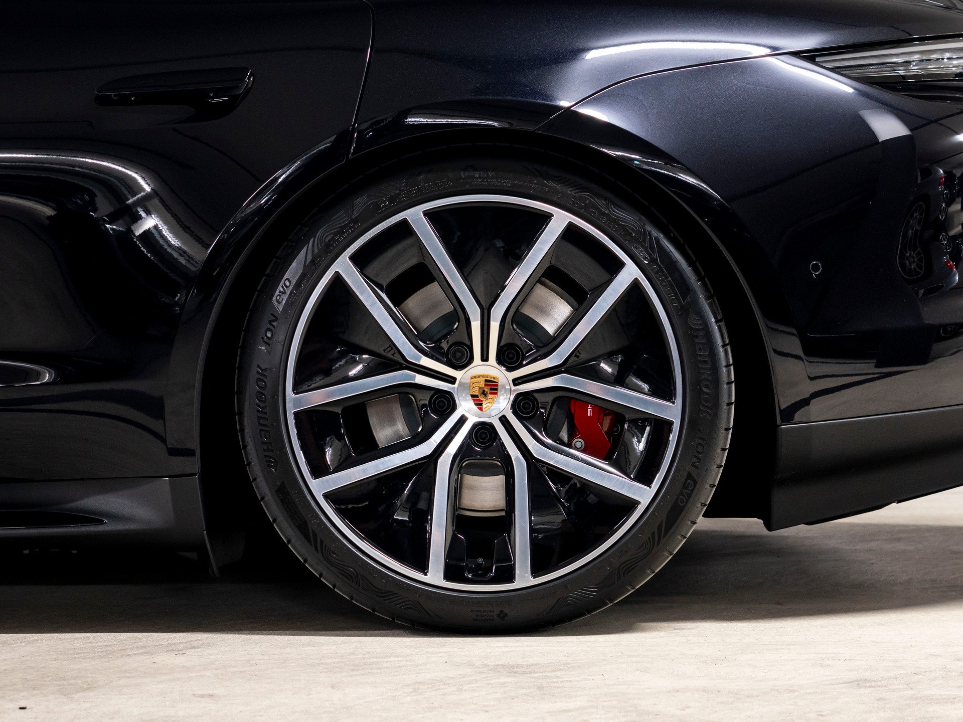 PORSCHE Taycan Sport Turismo 4S 104kWh Black Edition-image-9