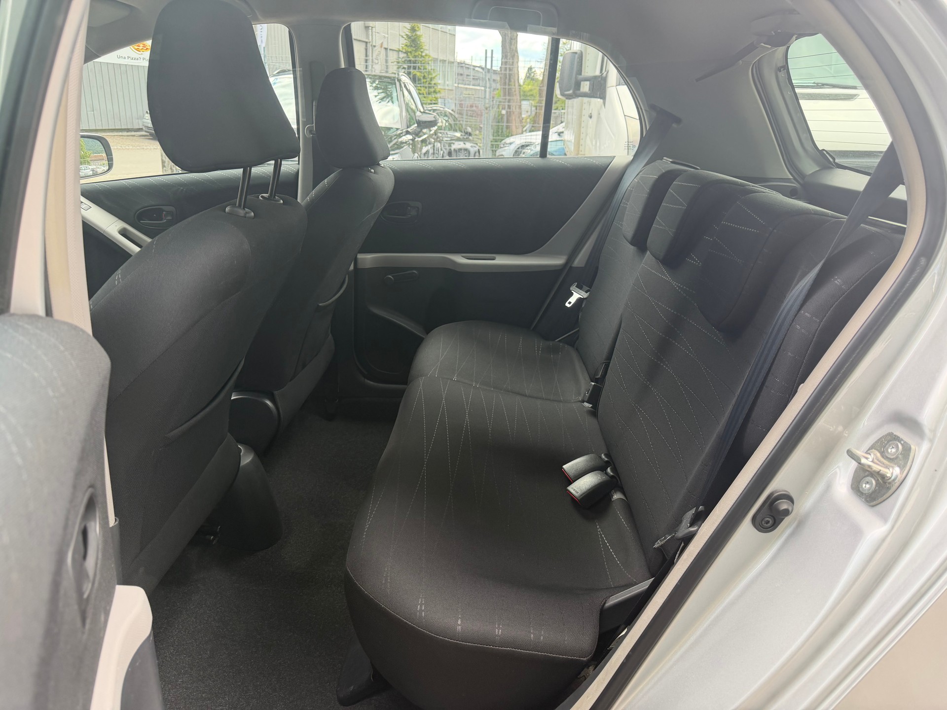 TOYOTA Yaris 1.3 Linea Sol ** Klimaanlage ** 08x Airbag ** E.Fenster ** Ab MFK 01.12.2025-image-6