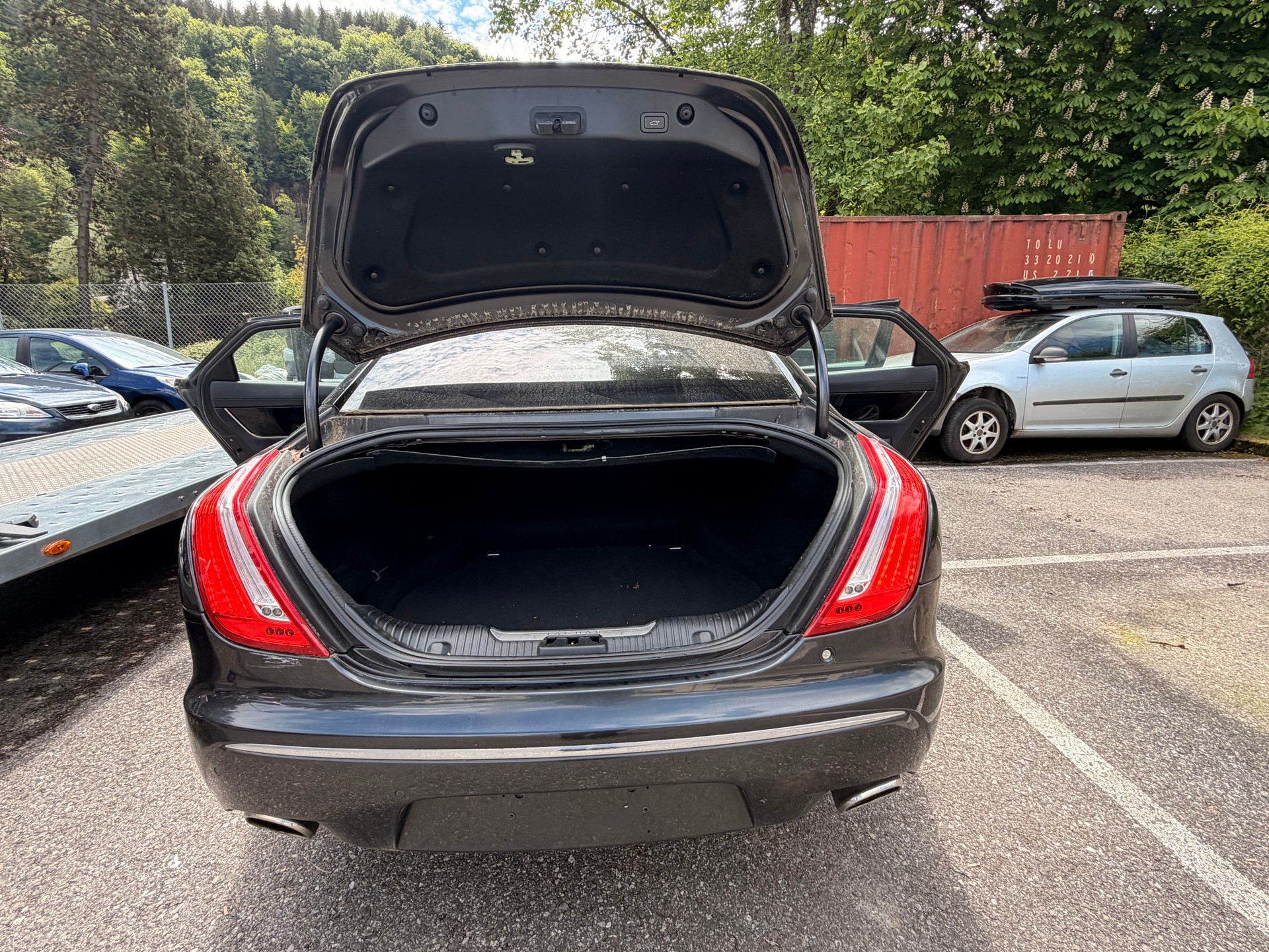 JAGUAR XJ 3.0 V6 S/C Premium Luxury Automatic AWD-image-16