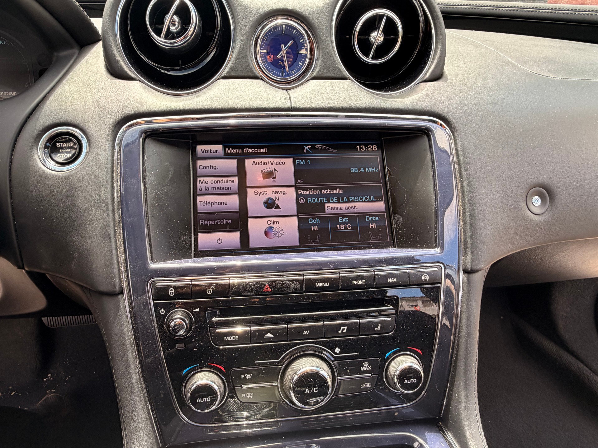 JAGUAR XJ 3.0 V6 S/C Premium Luxury Automatic AWD-image-24