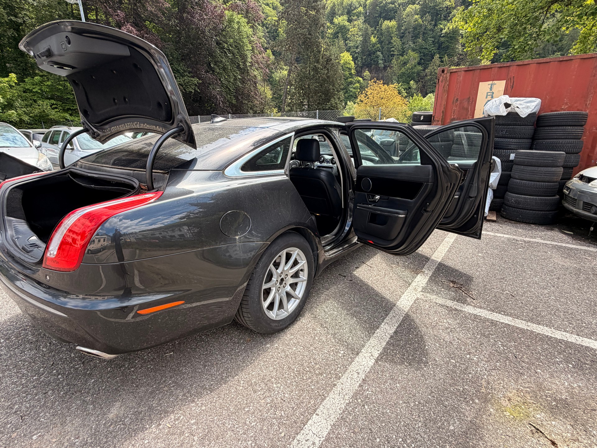 JAGUAR XJ 3.0 V6 S/C Premium Luxury Automatic AWD-image-17