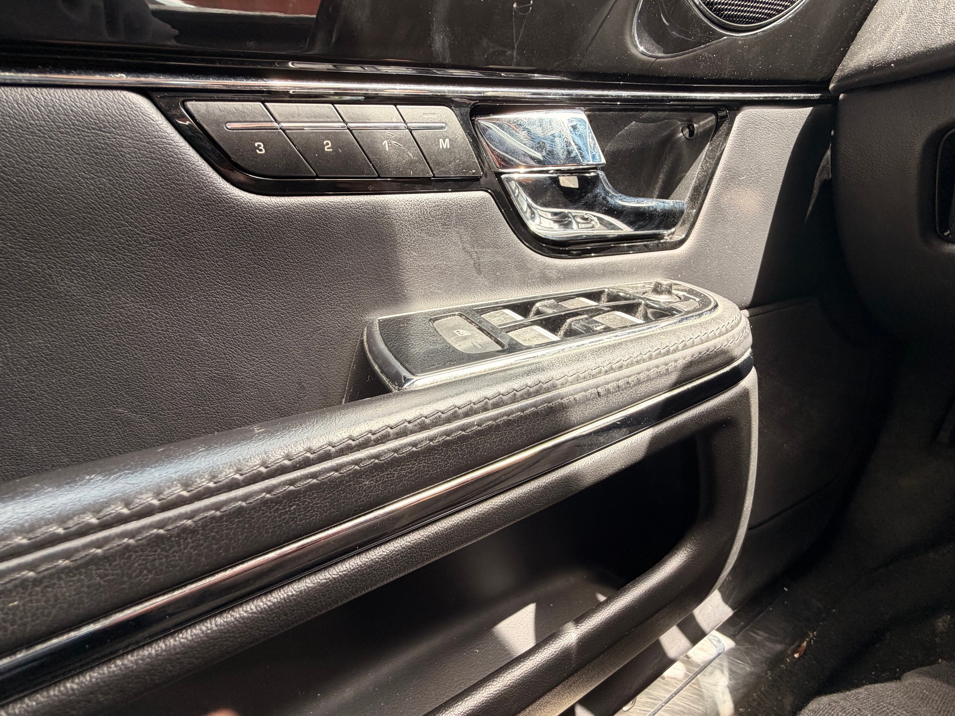 JAGUAR XJ 3.0 V6 S/C Premium Luxury Automatic AWD-image-28